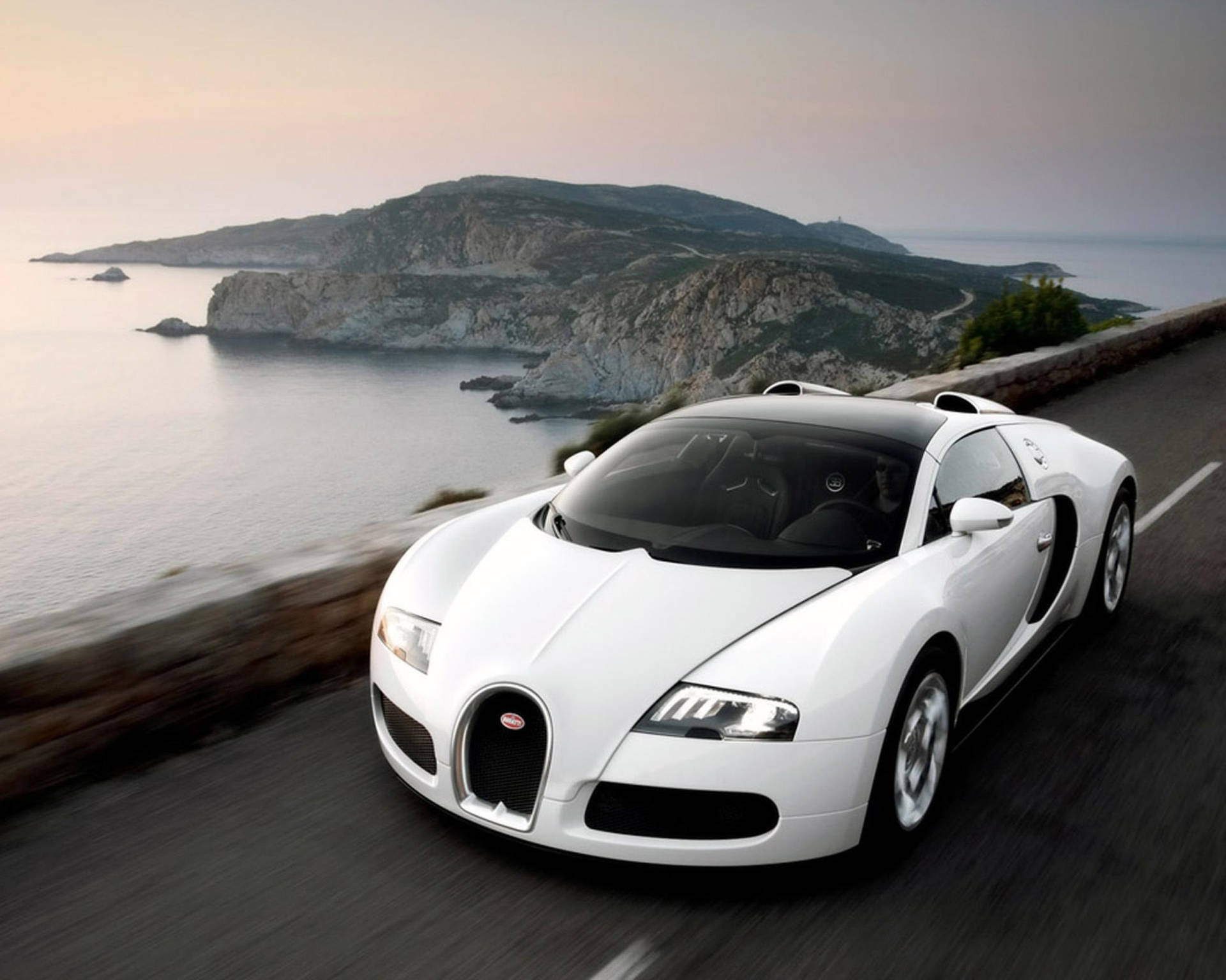 Белая Bugatti на приморской дороге — Bugatti Обои