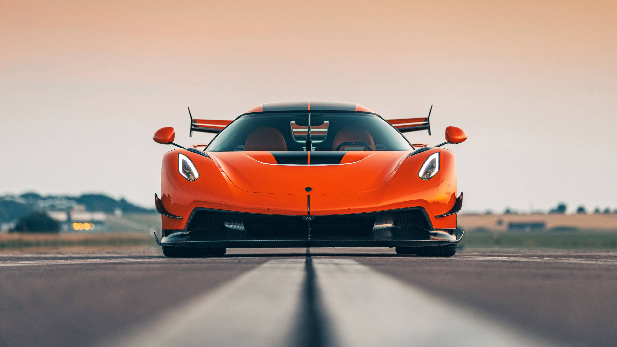 2560x1440 Оранжевый автомобиль Koenigsegg Jesko Обои