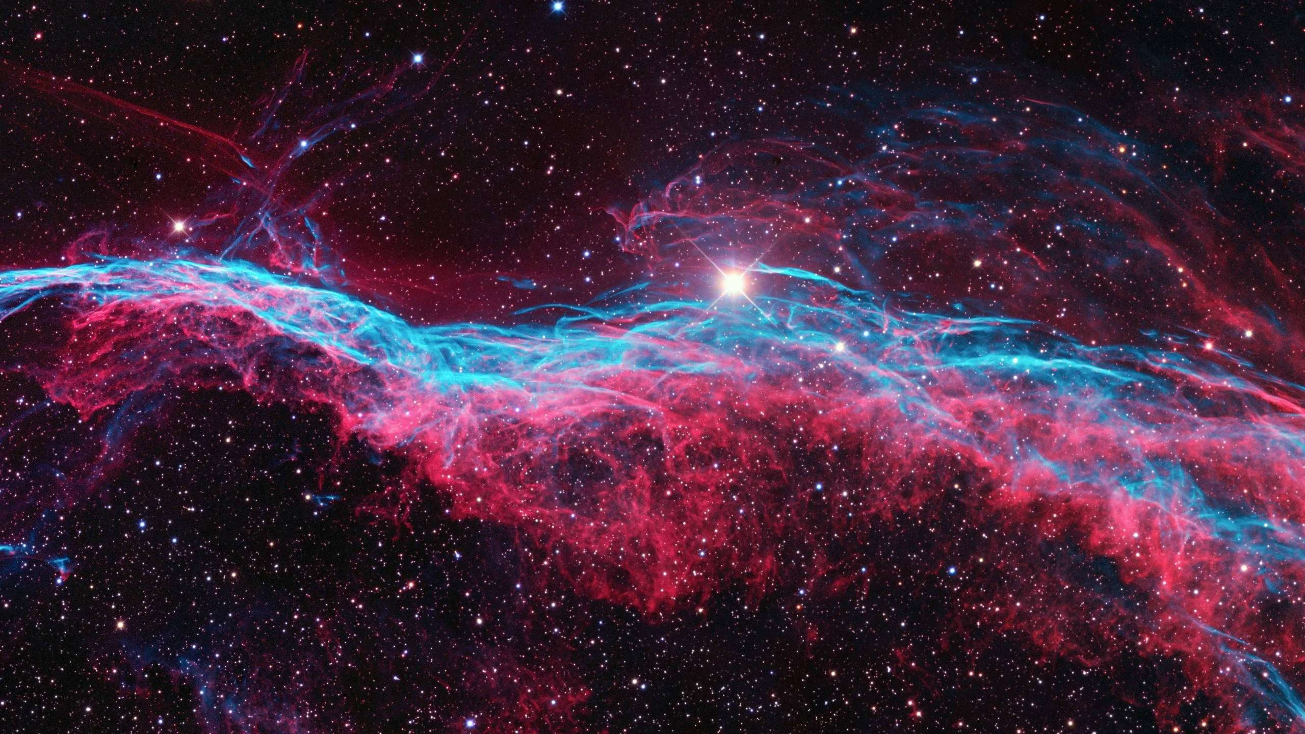 Розовая туманность в космосе 2560x1440 Обои