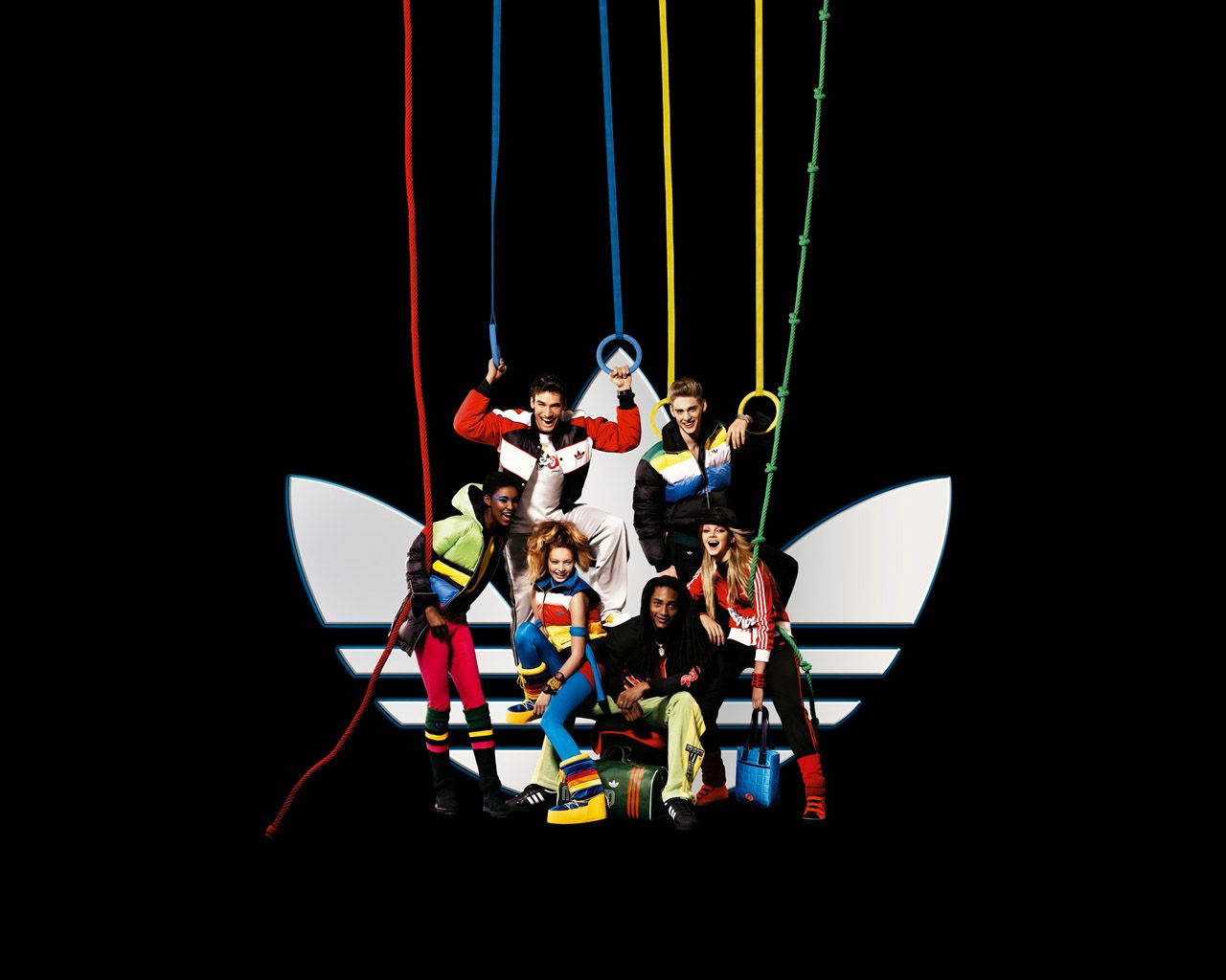 Логотип бренда Adidas и модели-подростки Обои