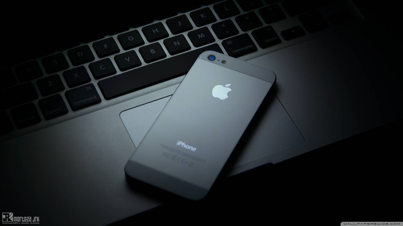 Захватывающий Apple iPhone на деревянном столе Обои