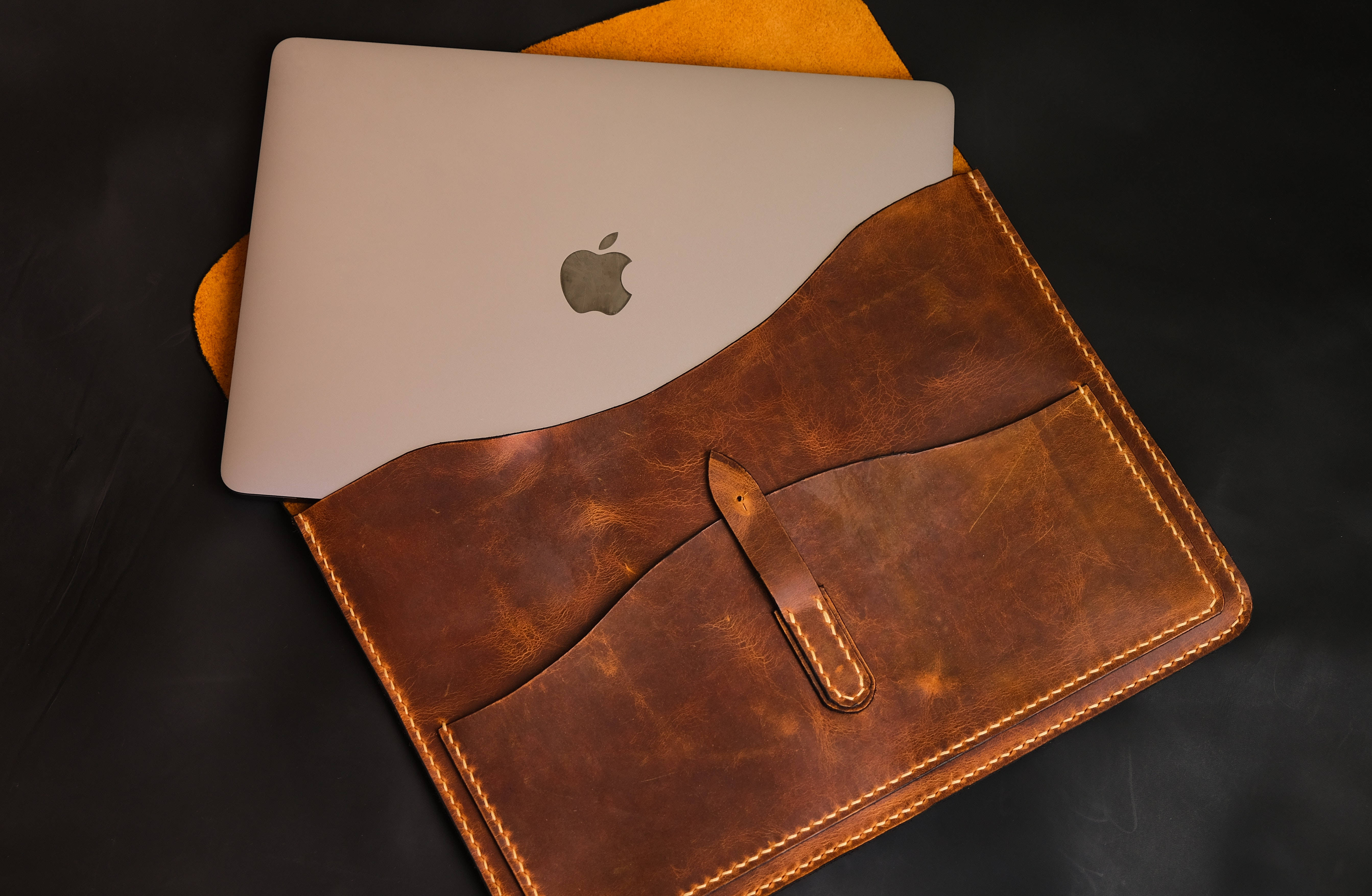 Стильный Apple Mac на творческом рабочем месте Обои