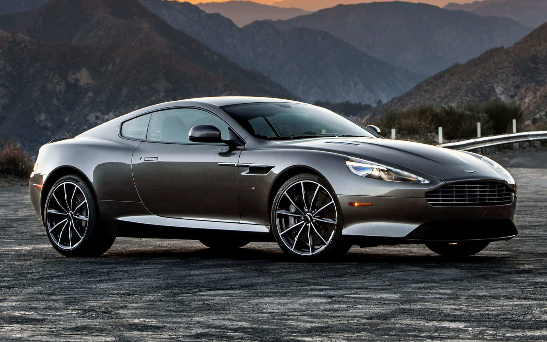 Потрясающий Aston Martin DB9 в элегантной обстановке Обои