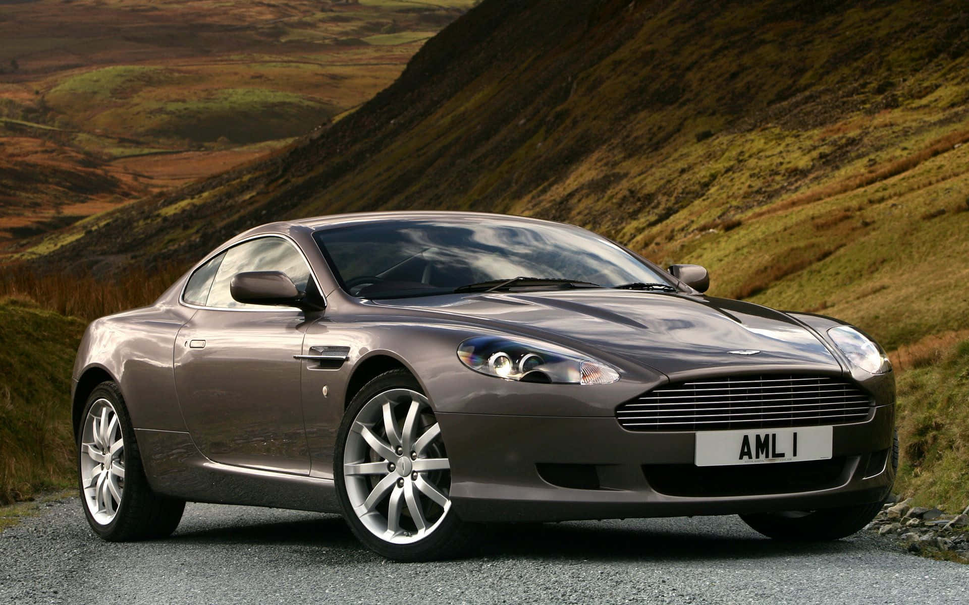 Стройный Aston Martin DB9 на открытой дороге Обои