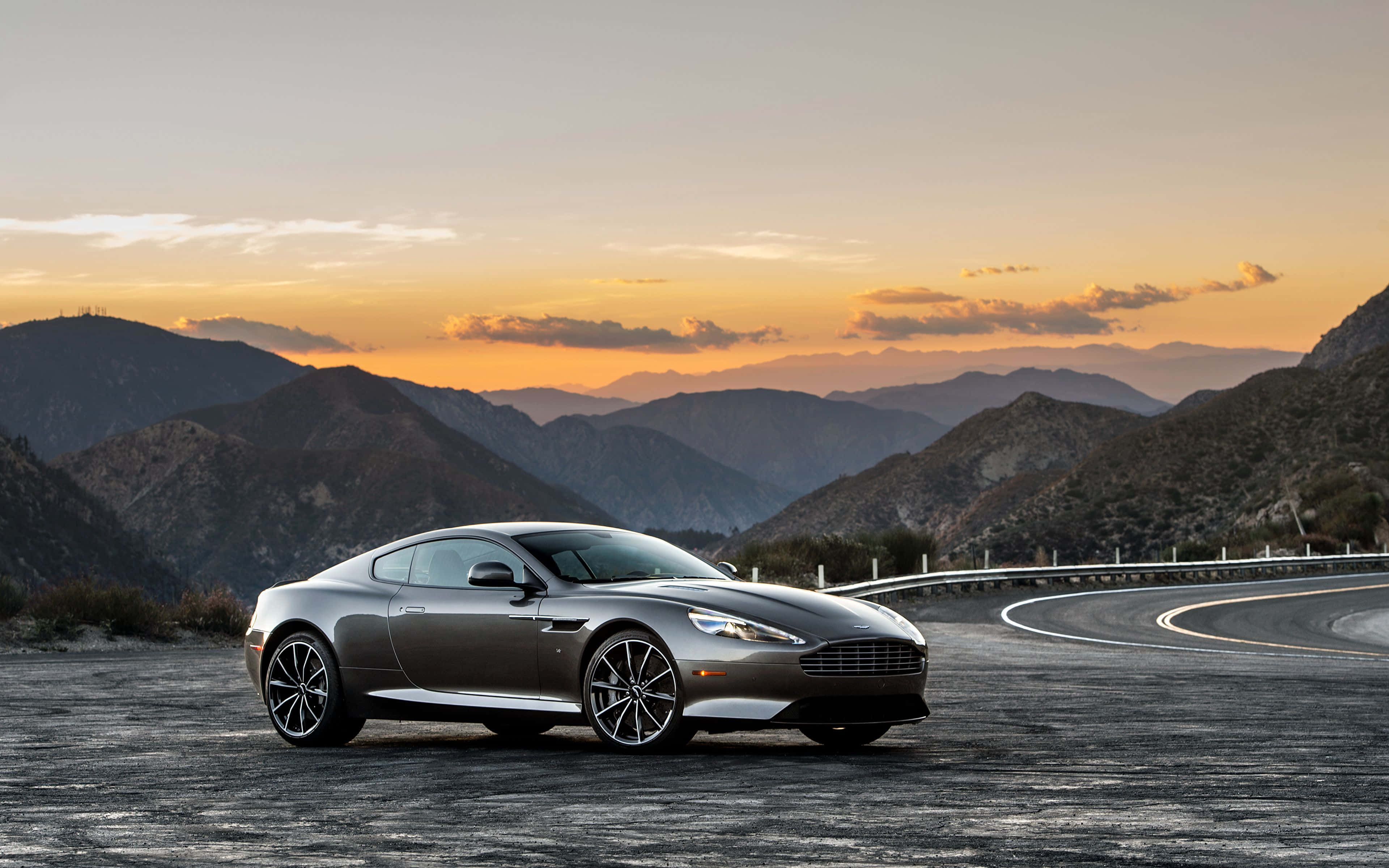 Элегантный и стильный Aston Martin DB9 Обои