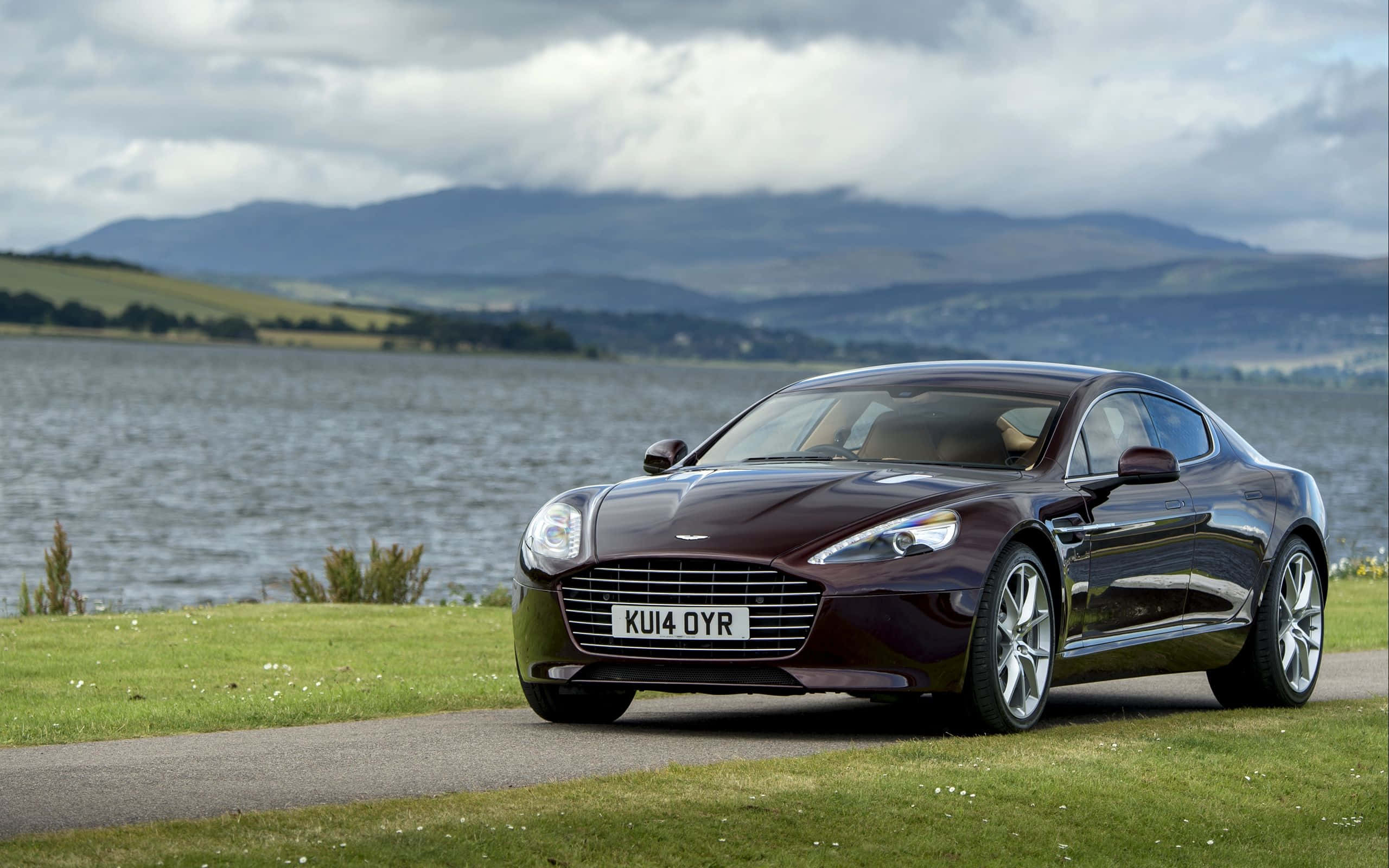 Aston Martin Rapide S на дороге Обои