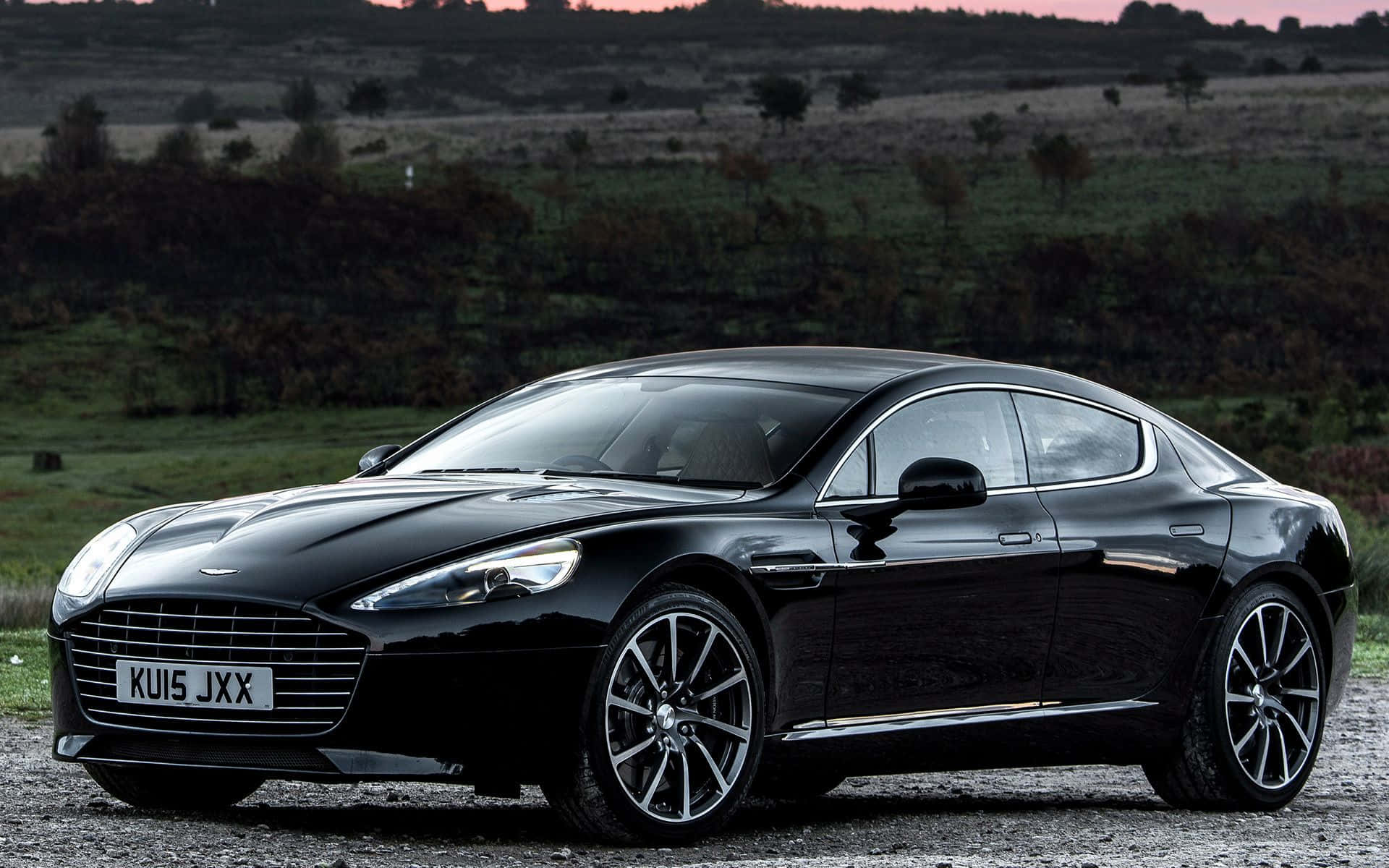 Потрясающий Aston Martin Rapide S в действии Обои