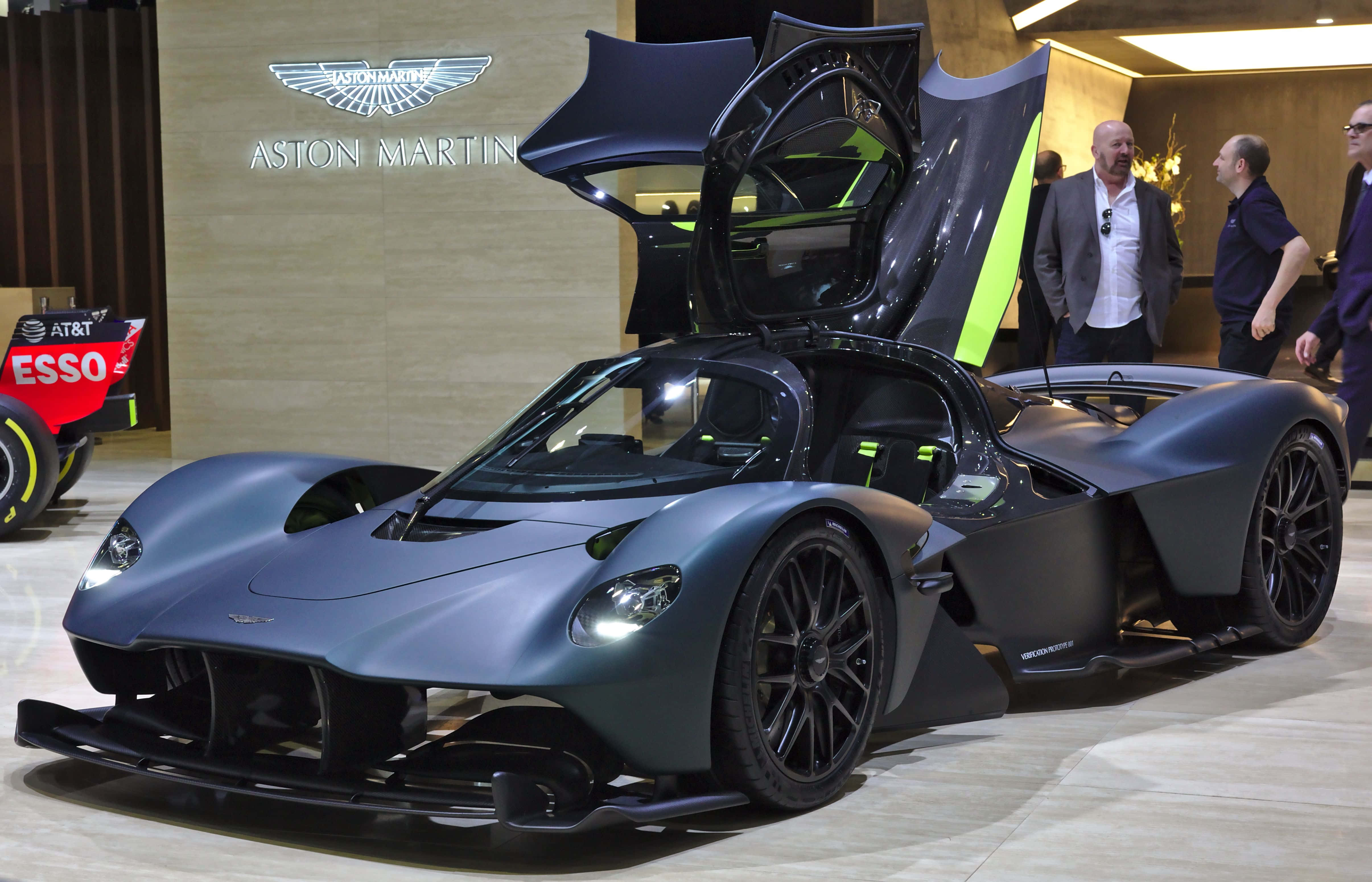 Впечатляющий гиперкар Aston Martin Valkyrie во всей красе Обои