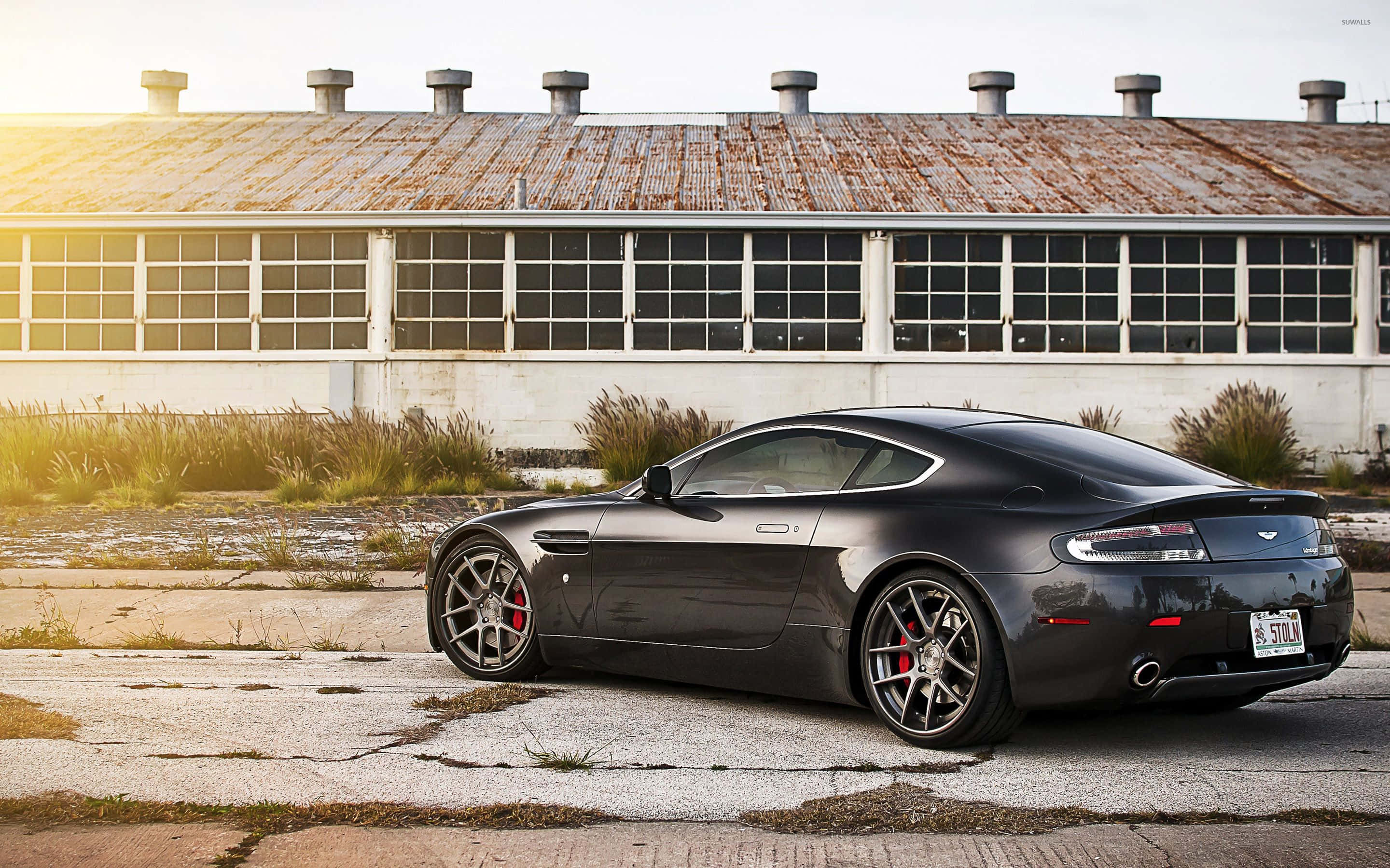 Aston Martin Vanquish в действии на живописной дороге Обои