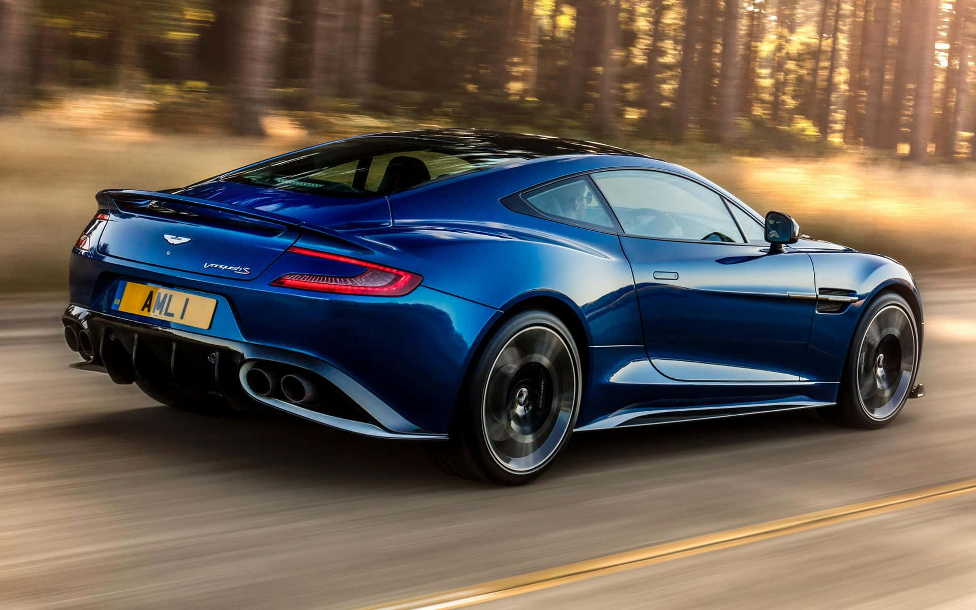 Aston Martin Vanquish — воплощение британской роскоши и производительности Обои