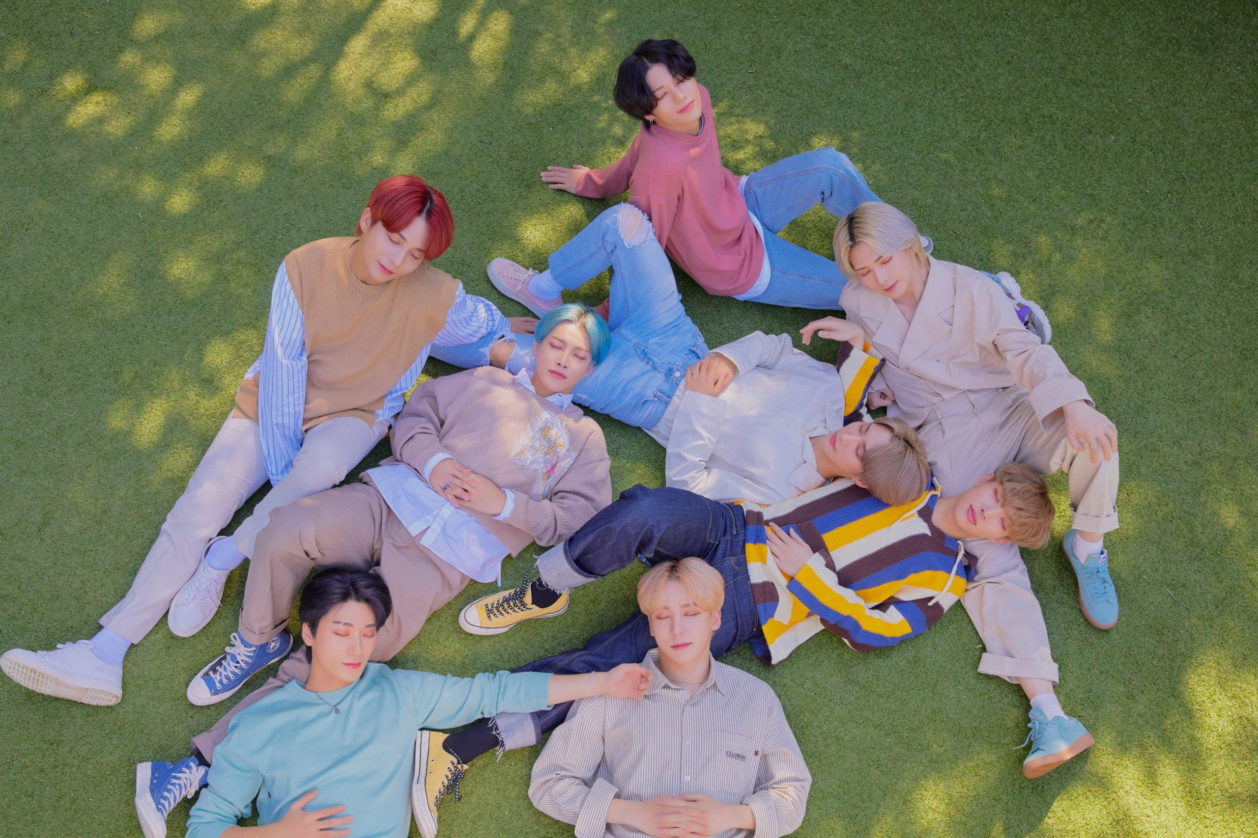 ATEEZ на зеленом поле Обои