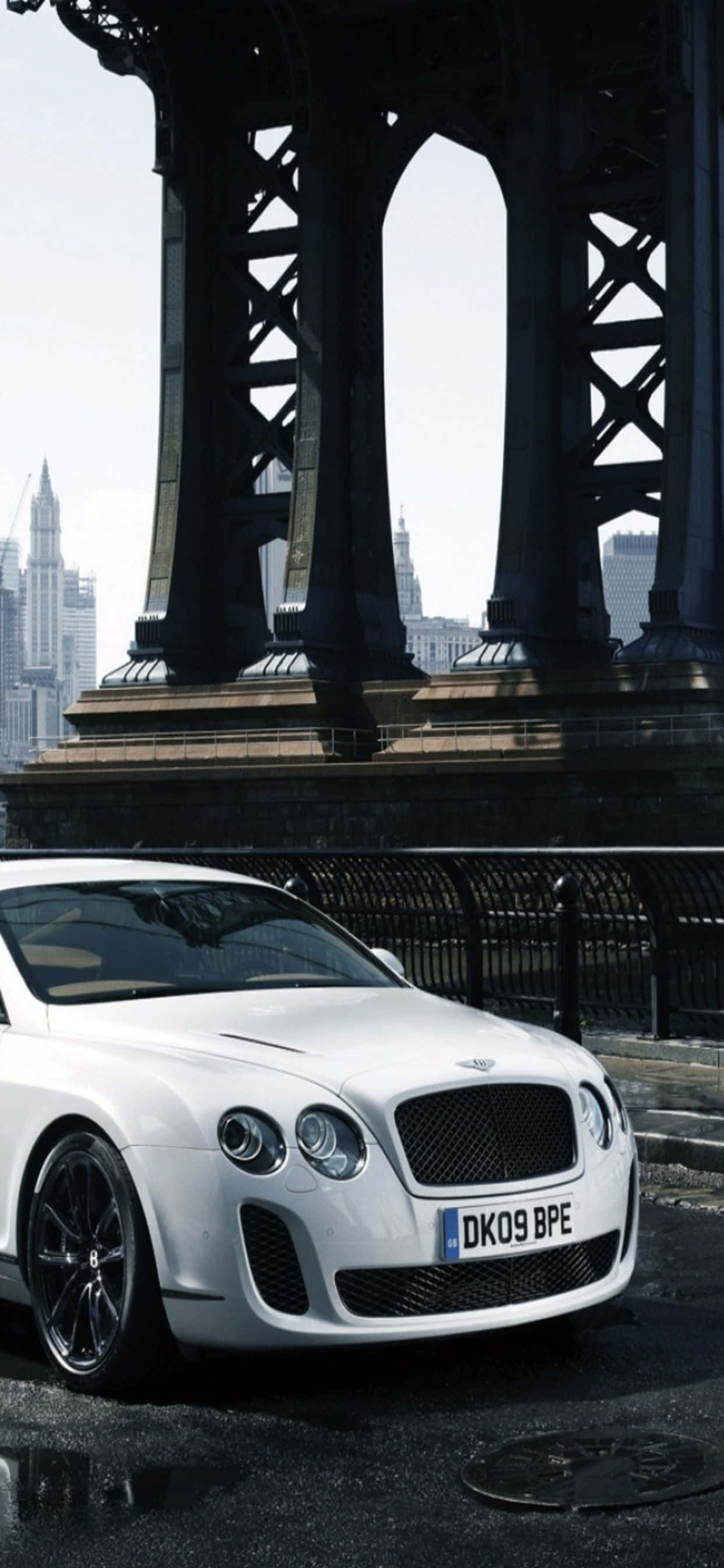 Роскошь встречается с технологиями на этом фото Bentley и iPhone Xs Max. Обои