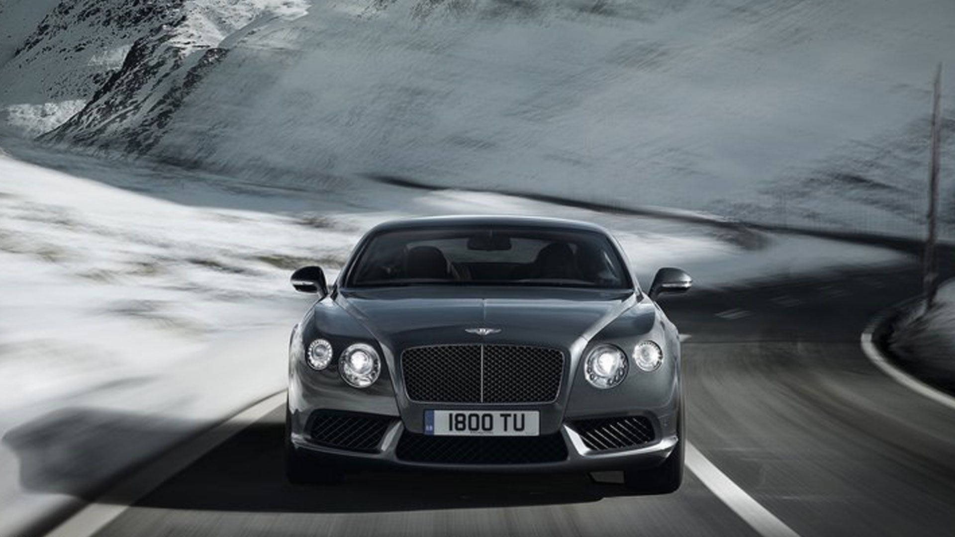 Bentley мчится по заснеженным горам Обои