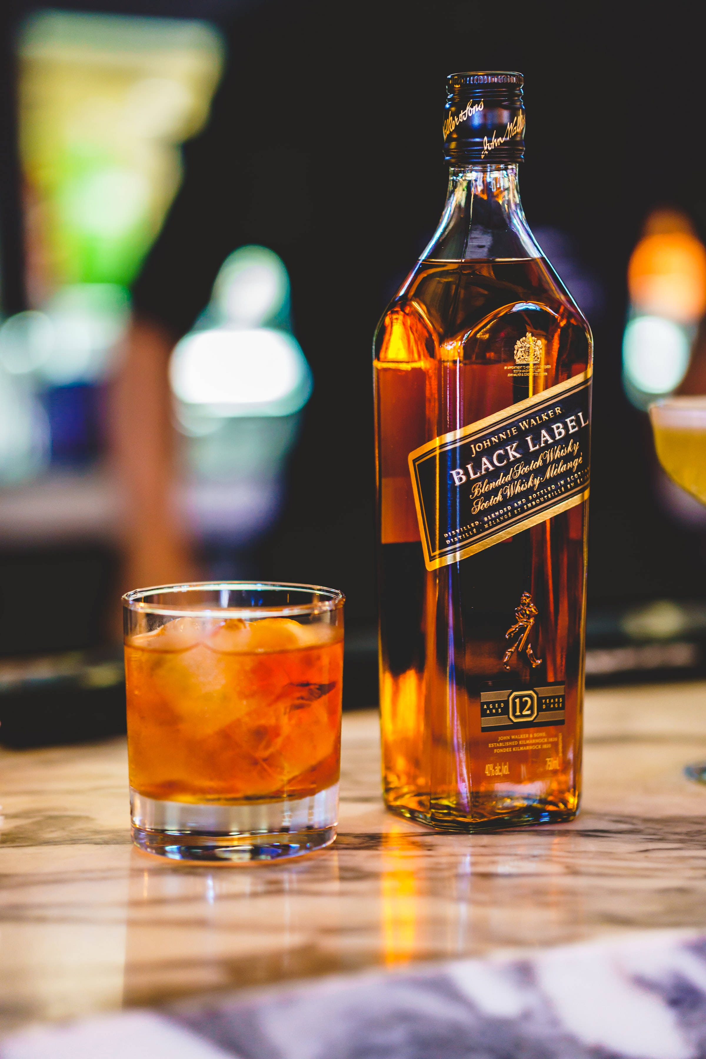 Изысканный вкус — бутылка виски Black Label и стакан Обои