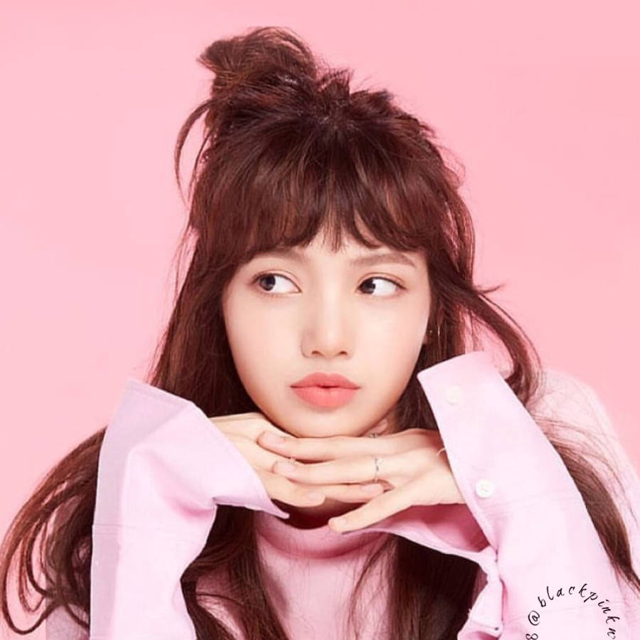 Лиса из Blackpink яркая и потрясающая в розовом Обои