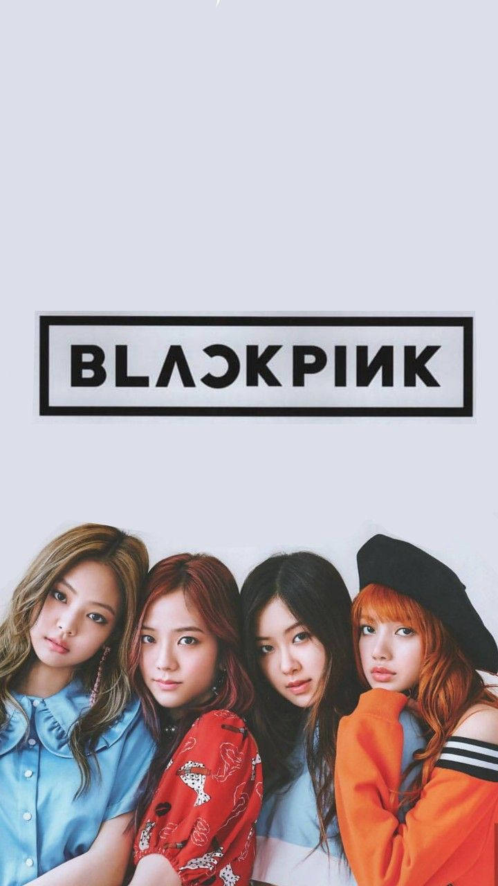 Участницы Blackpink LISA, JENNIE, ROSÉ и JISOO позируют с их потрясающим логотипом! Обои