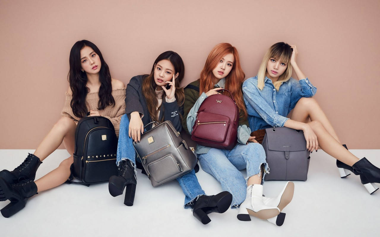 Четыре участницы Blackpink стильно несут свои рюкзаки Обои