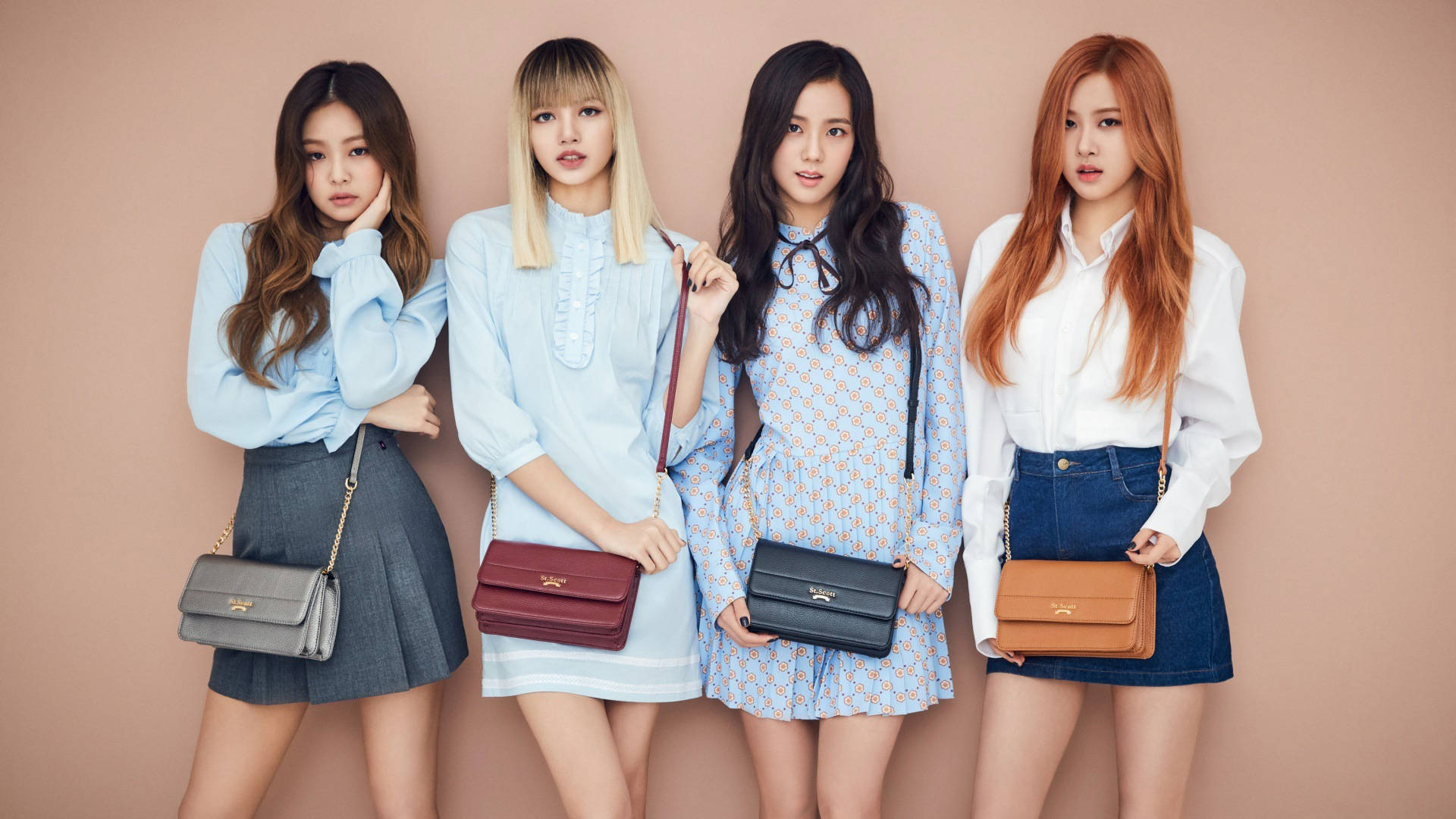 Обои Blackpink с участницами, позирующими с сумками через плечо на бежевом фоне