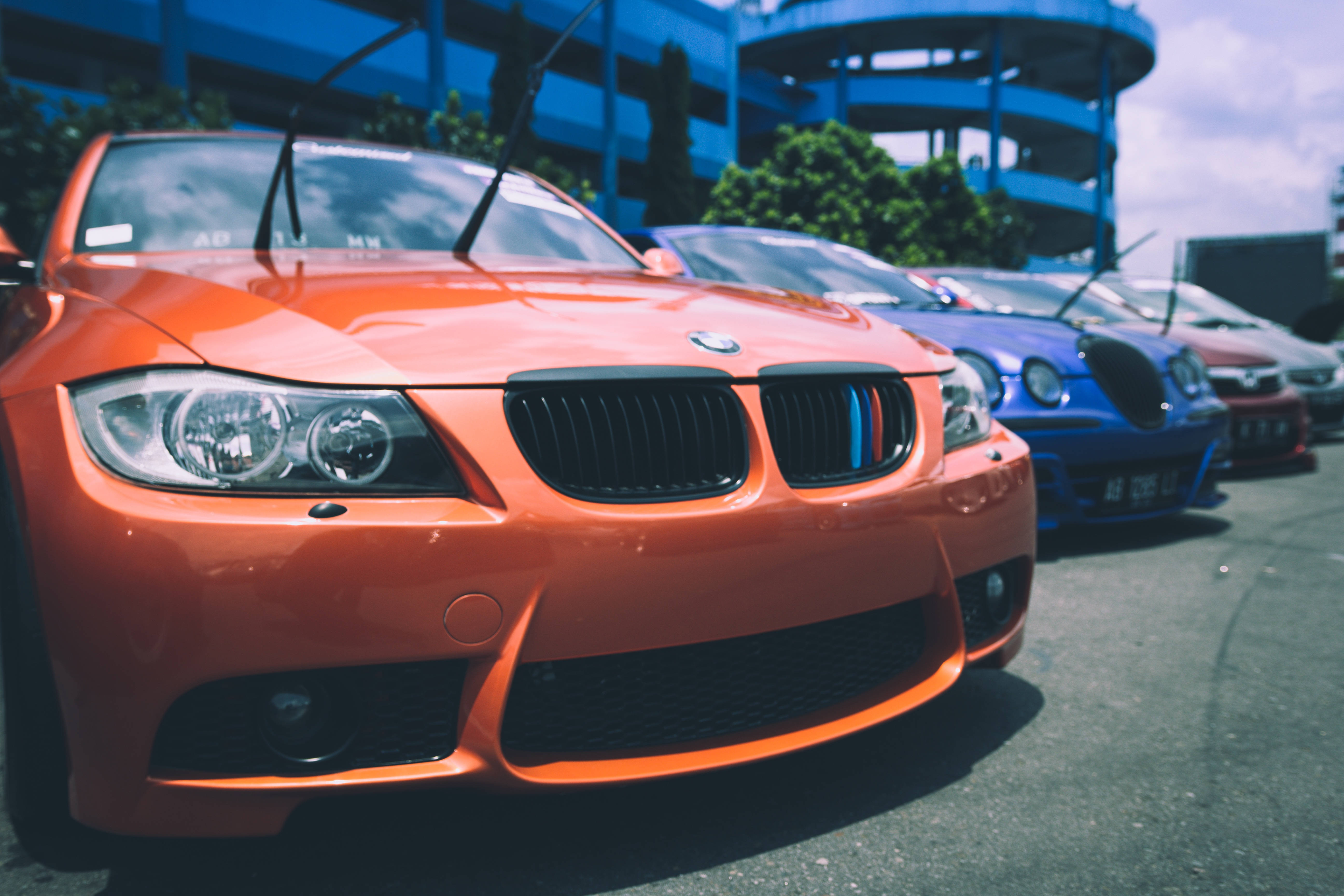 Припаркованные BMW спереди Обои