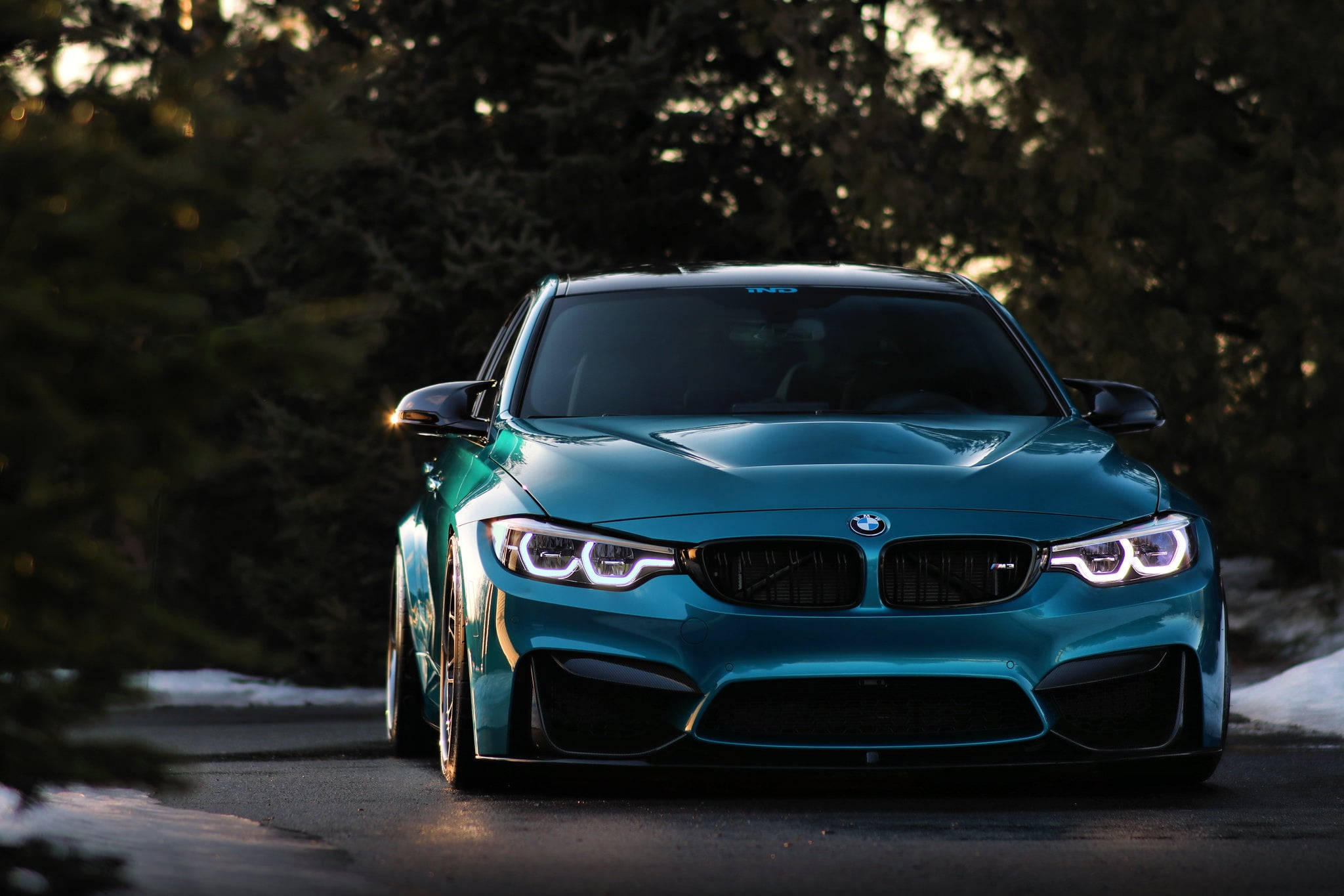 Бирюзовый ноутбук BMW Обои