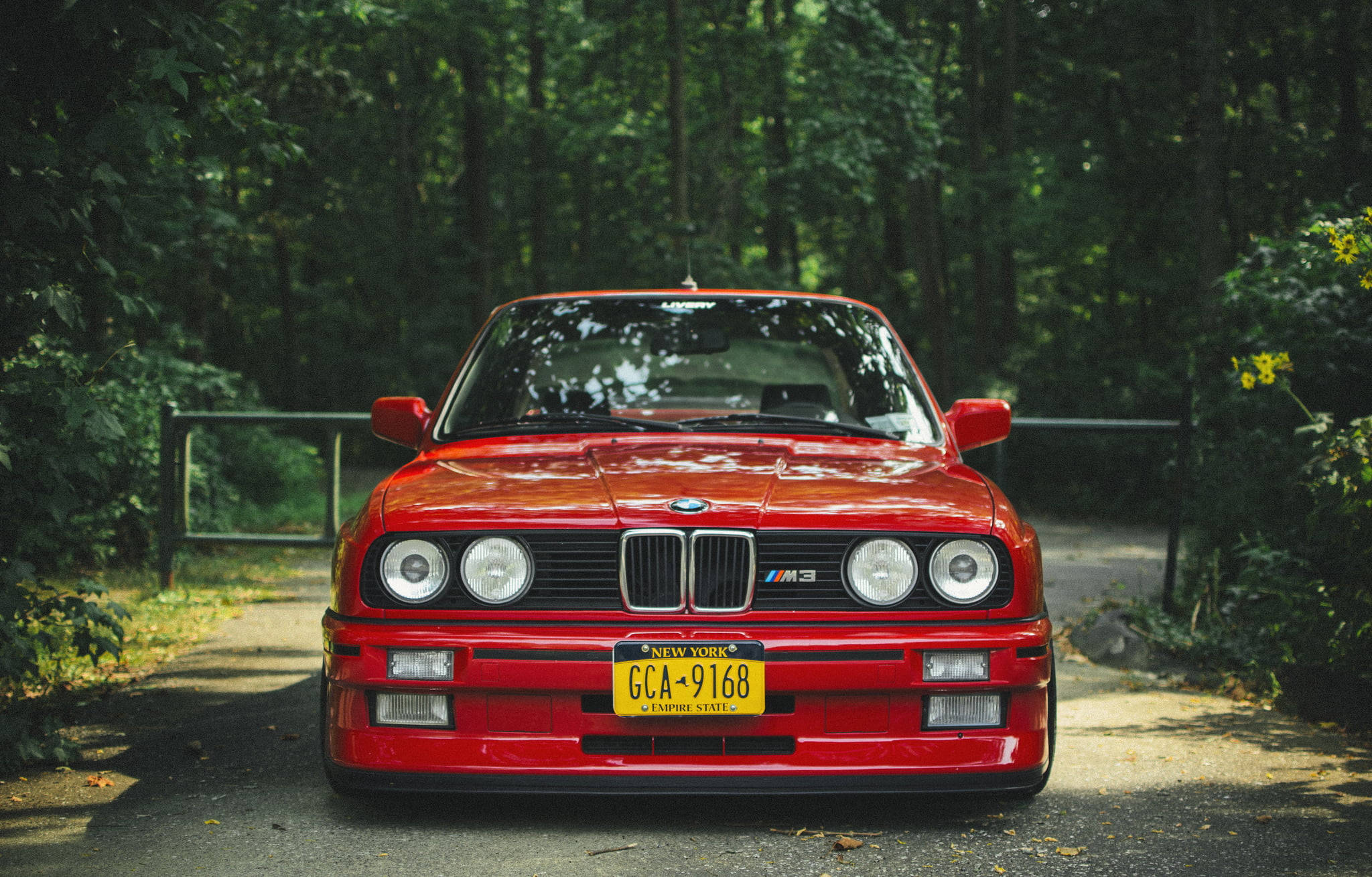 Красный BMW E30 M3 на ноутбук Обои