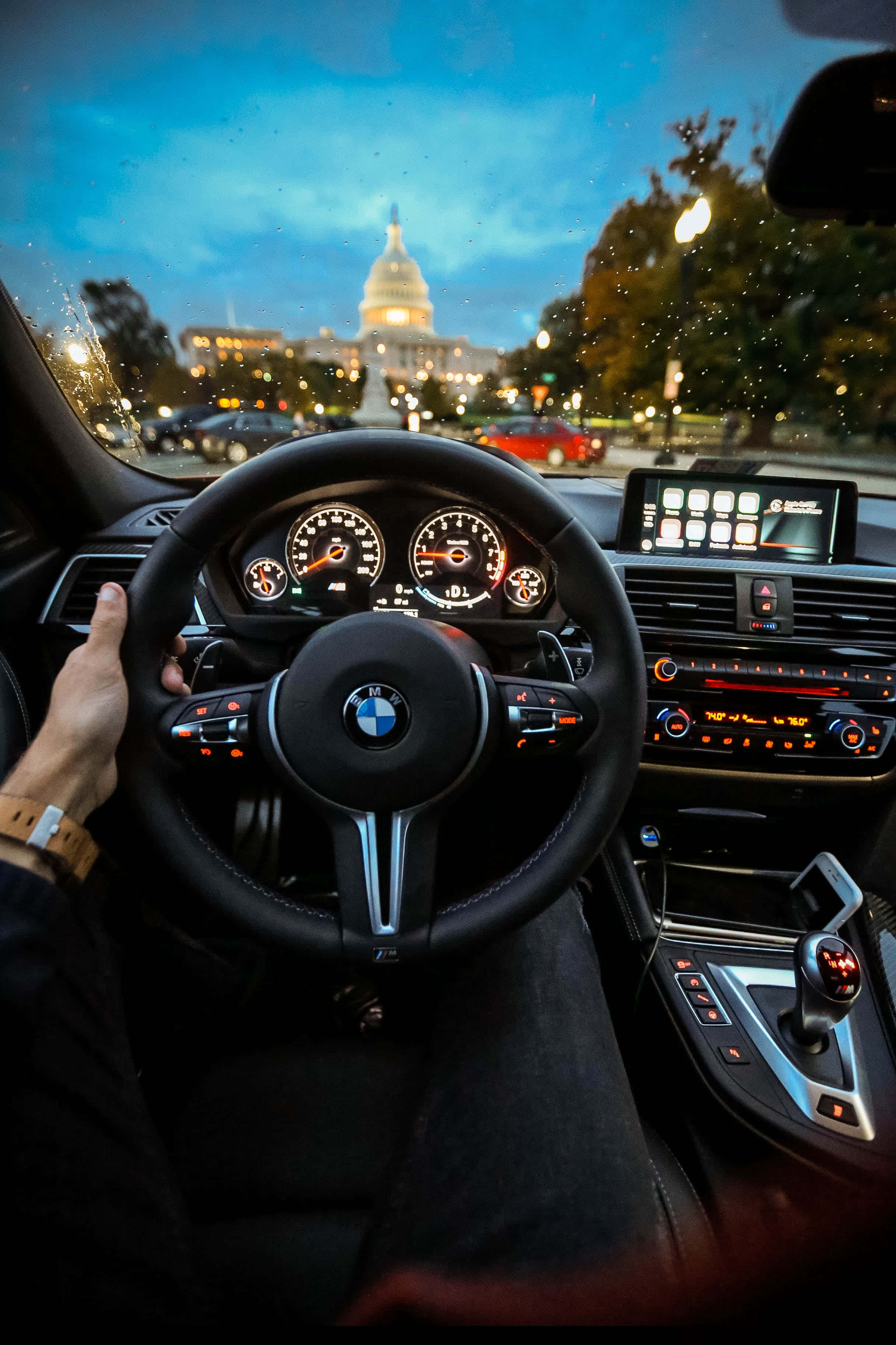 Фон BMW с рулем в руке Обои