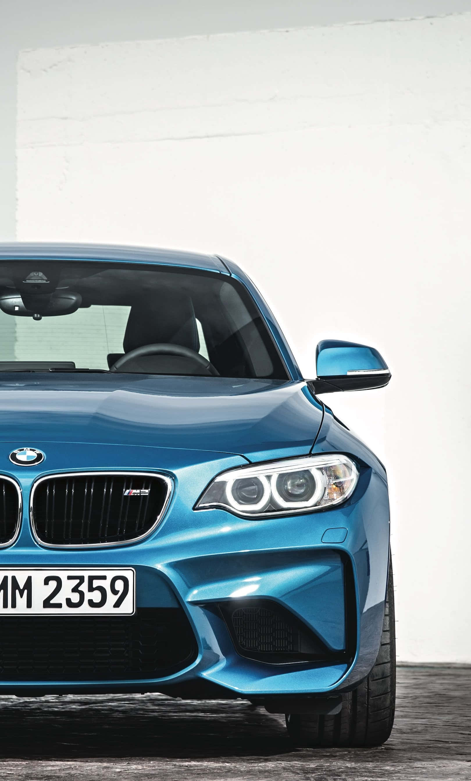 Стильные обои BMW для iPhone с элегантным спортивным автомобилем и логотипом Обои