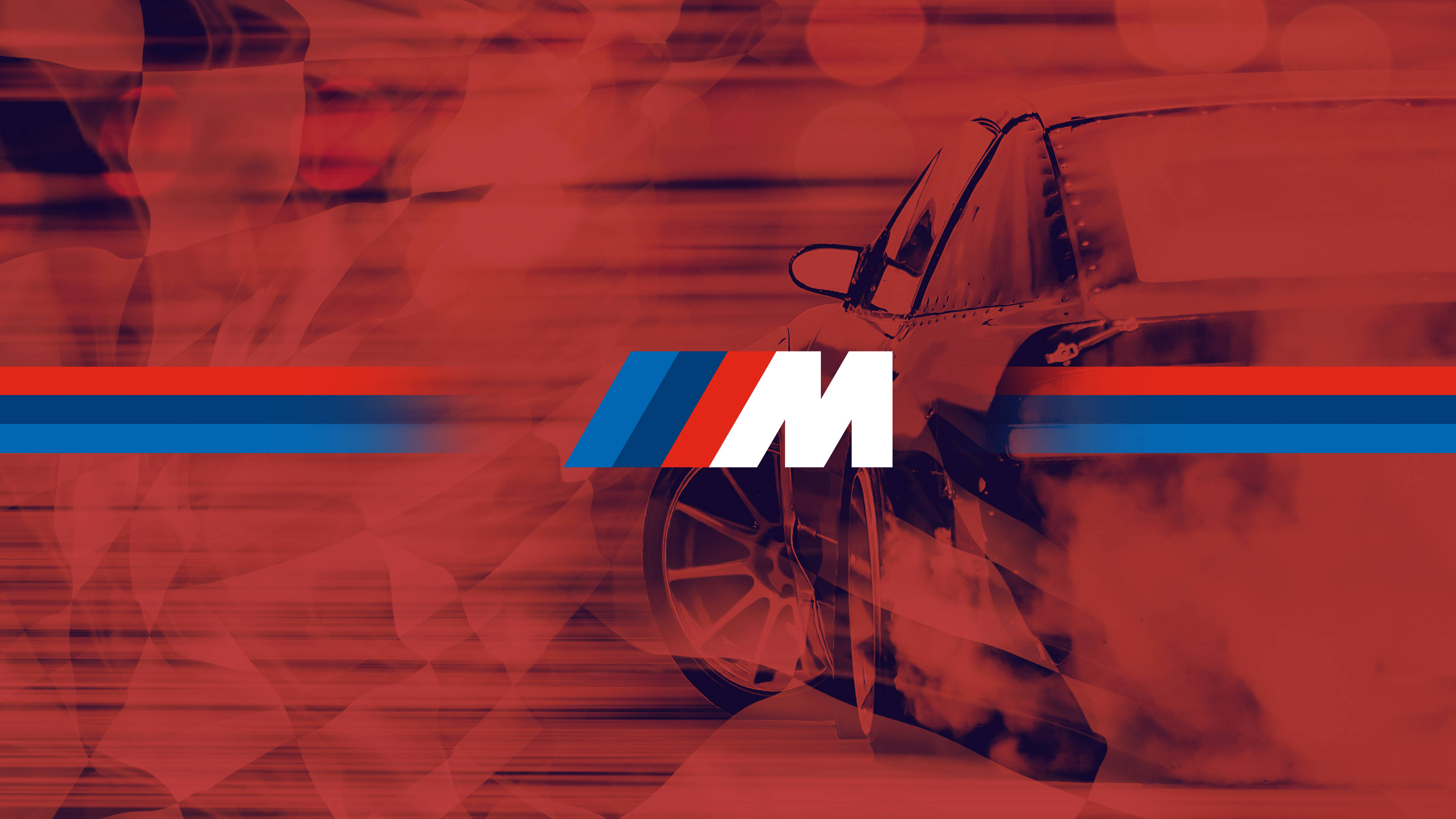 Красный автомобиль с дымом и логотипом BMW M Обои