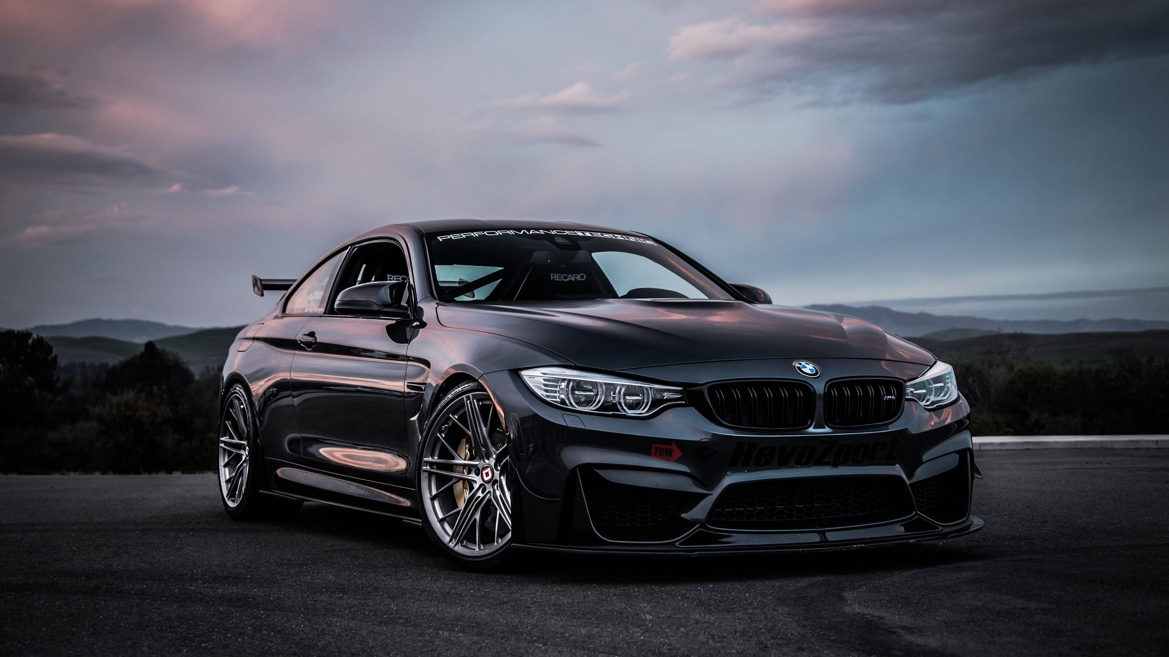 Блестящий черный BMW M4 Обои