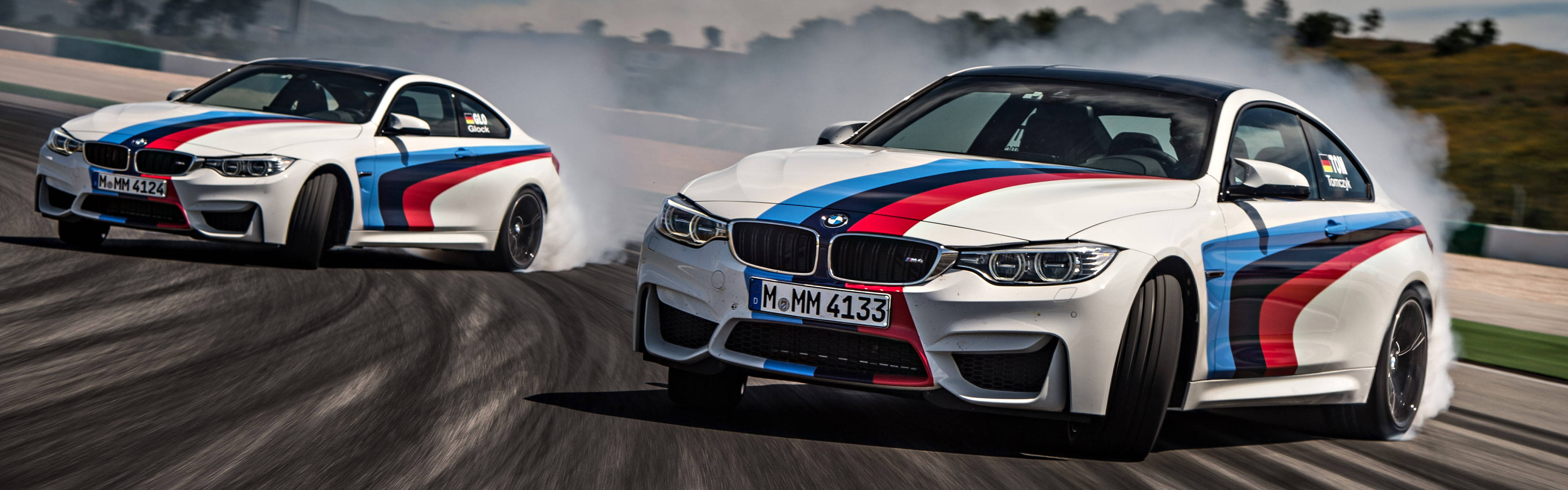 Захватывающий заезд дрифт-кара BMW M4 на треке Обои
