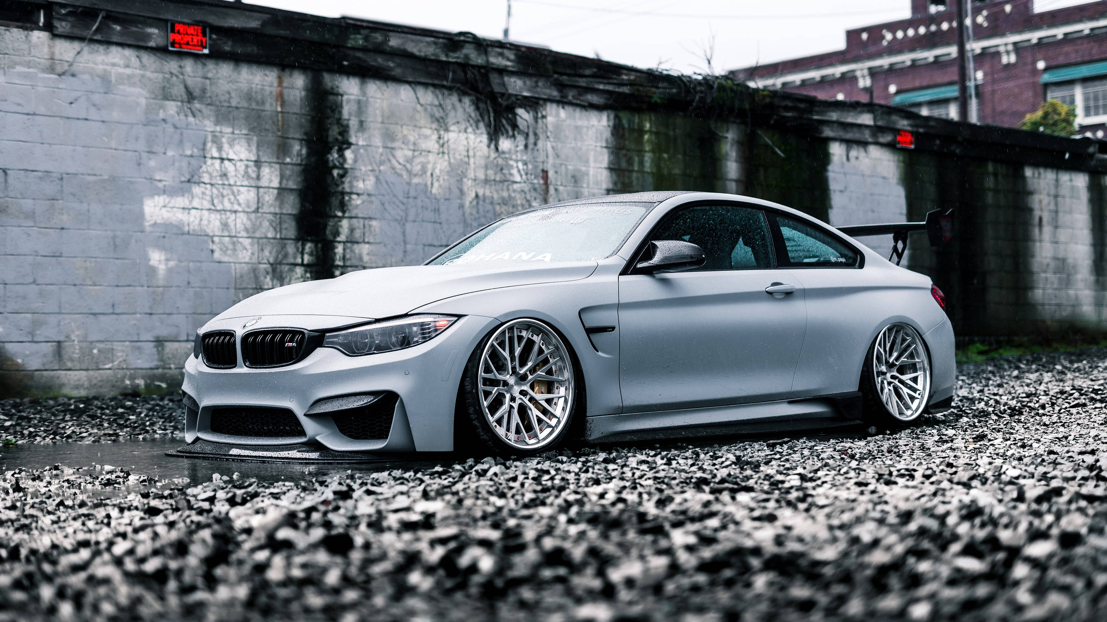 Белый BMW M4 на каменистой земле Обои