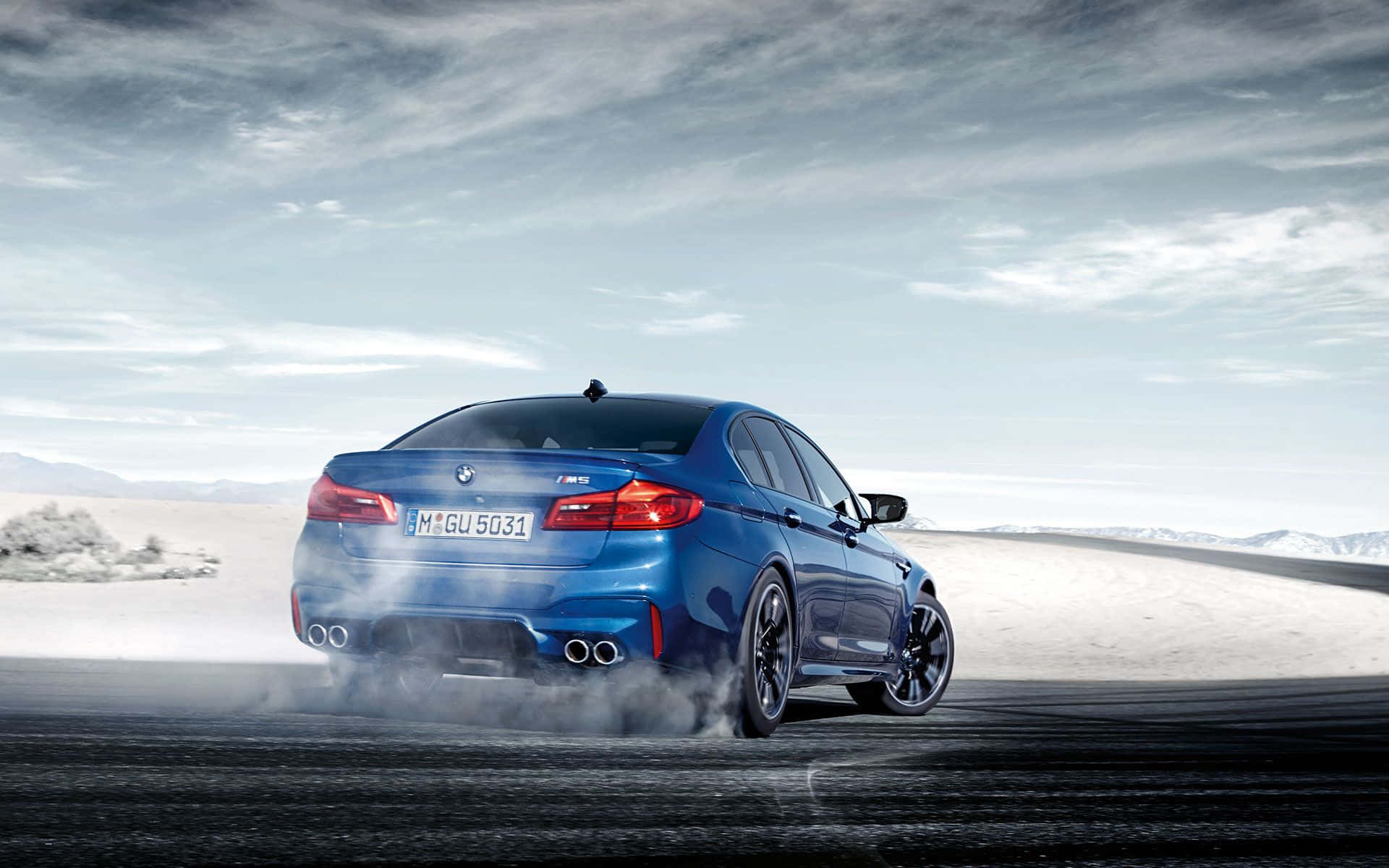 Синий BMW M5 на снегу — фон M Series 720p Обои