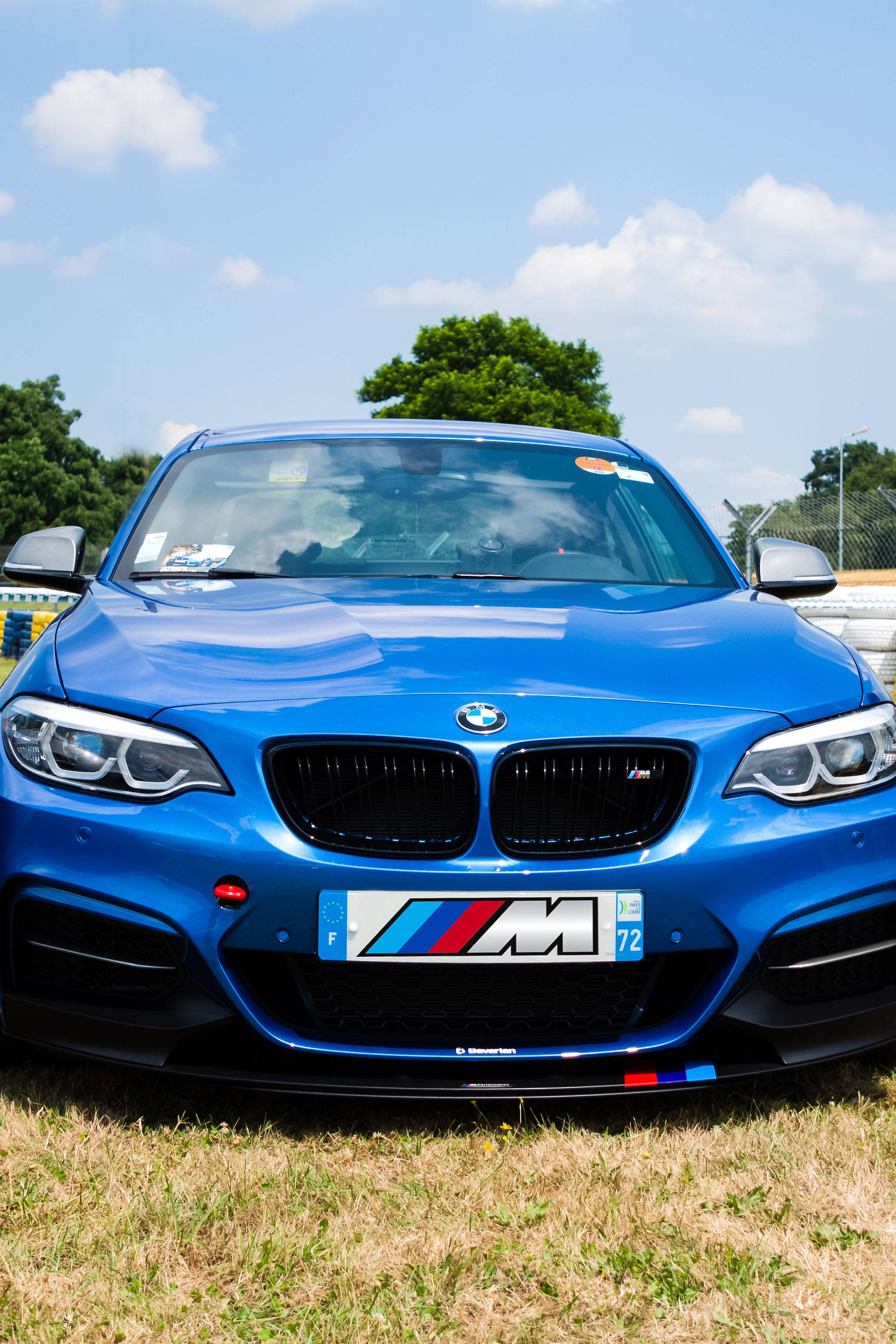 Красивый синий BMW на гоночной трассе Обои