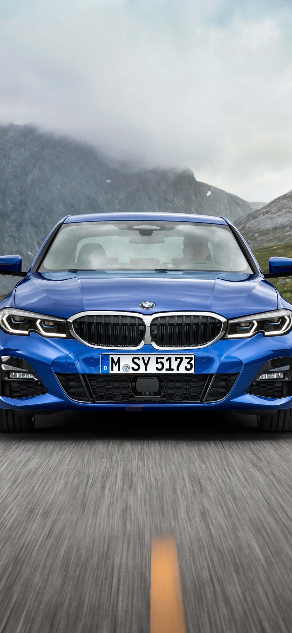 Белый BMW X Series, припаркованный рядом с iPhone X Обои