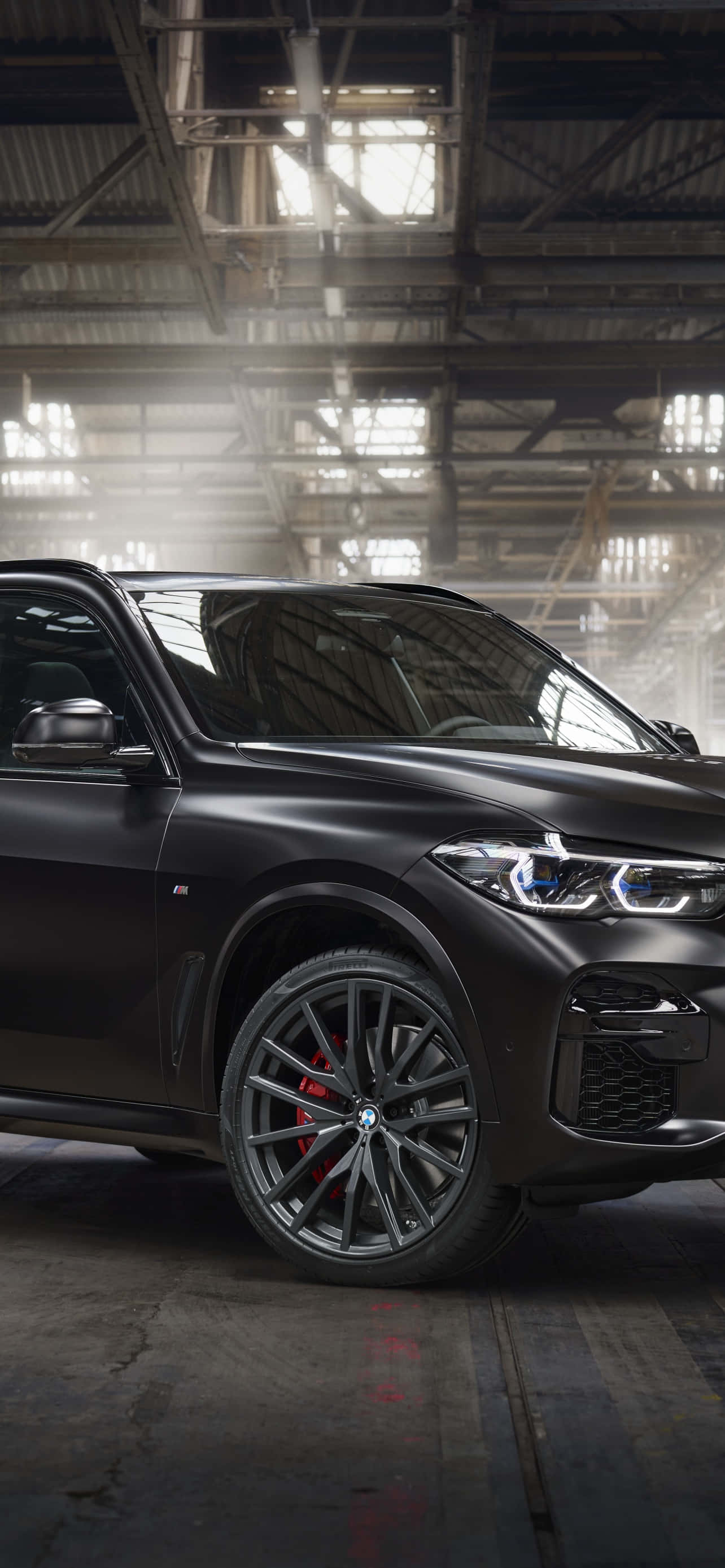 Впечатляющий мощный BMW X6 M на дороге Обои