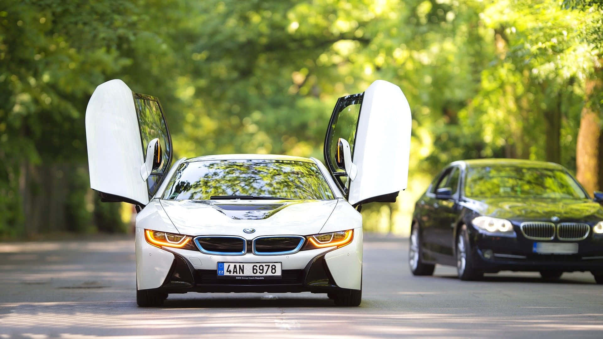 Белый автомобиль BMW с дверями типа «крыло чайки» Обои