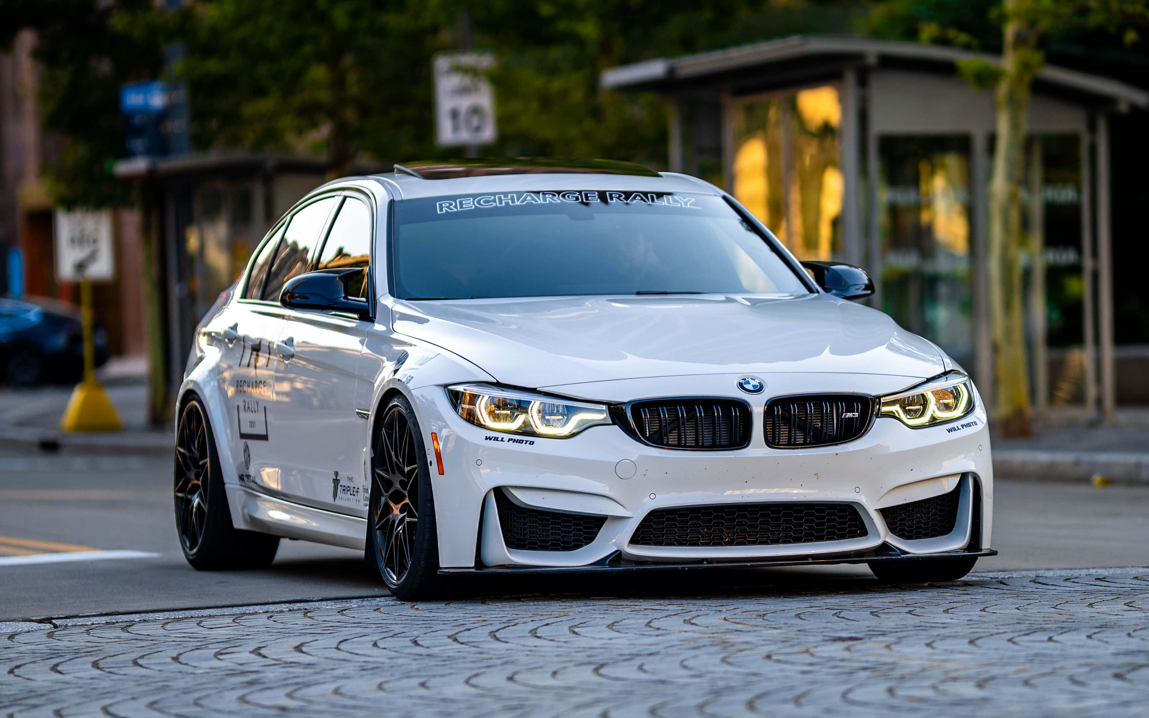 BMW на дороге улицы Обои