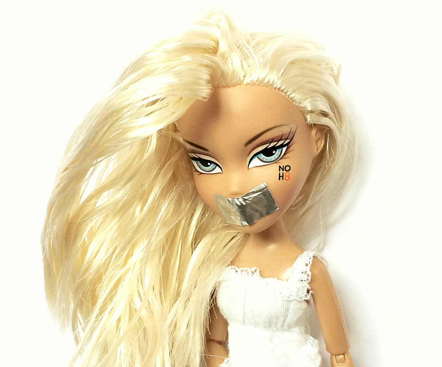 Эстетичная кукла Bratz в белом платье Обои