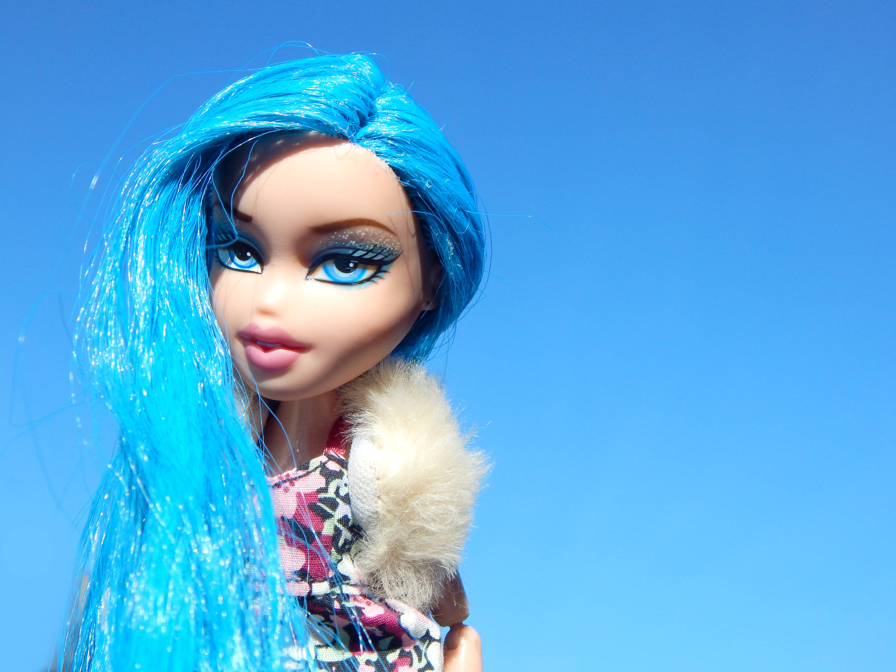 Эстетика Bratz в голубом цветочном платье Обои