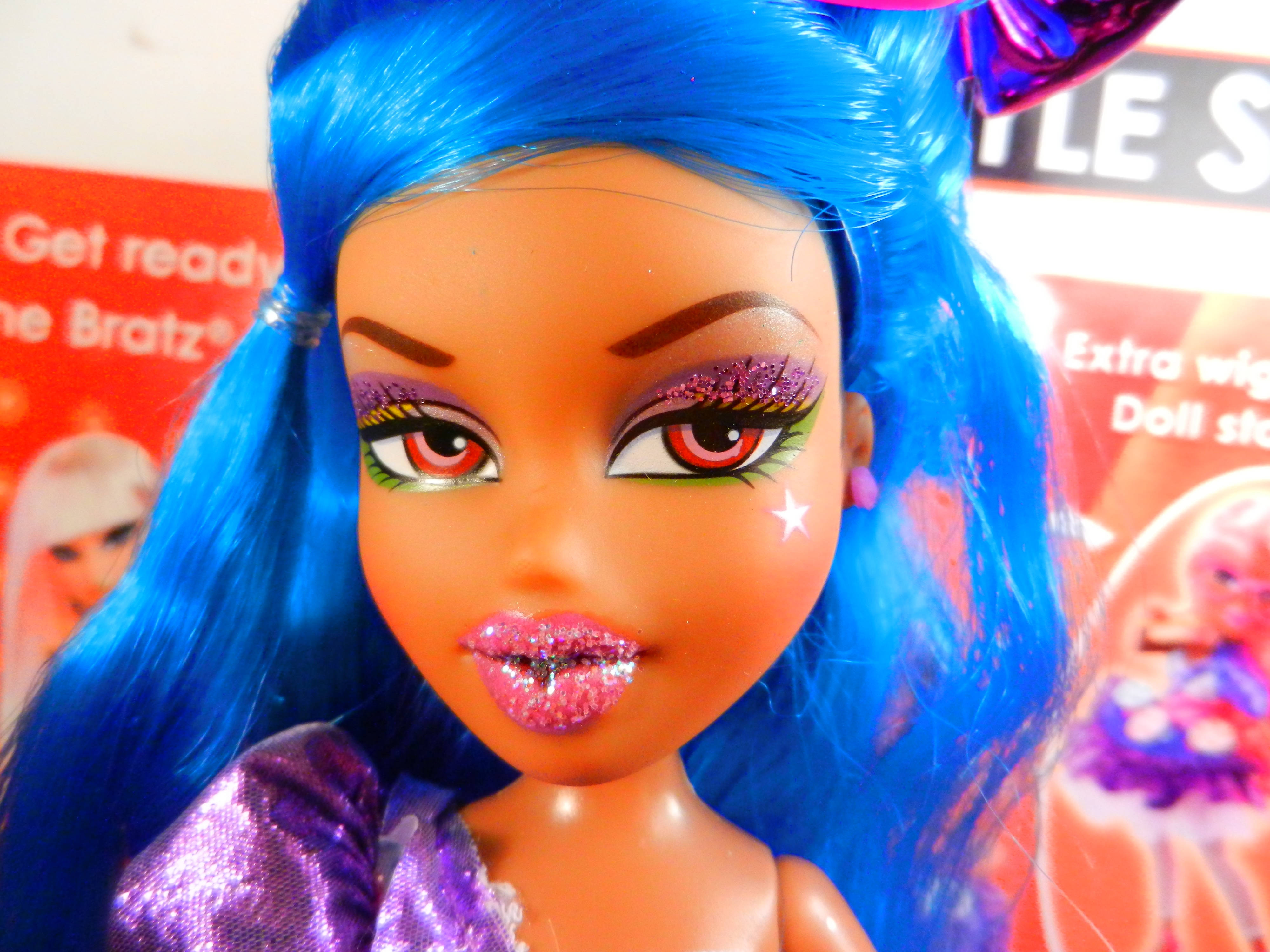 Глиттерная эстетика куклы Bratz с синими волосами Обои