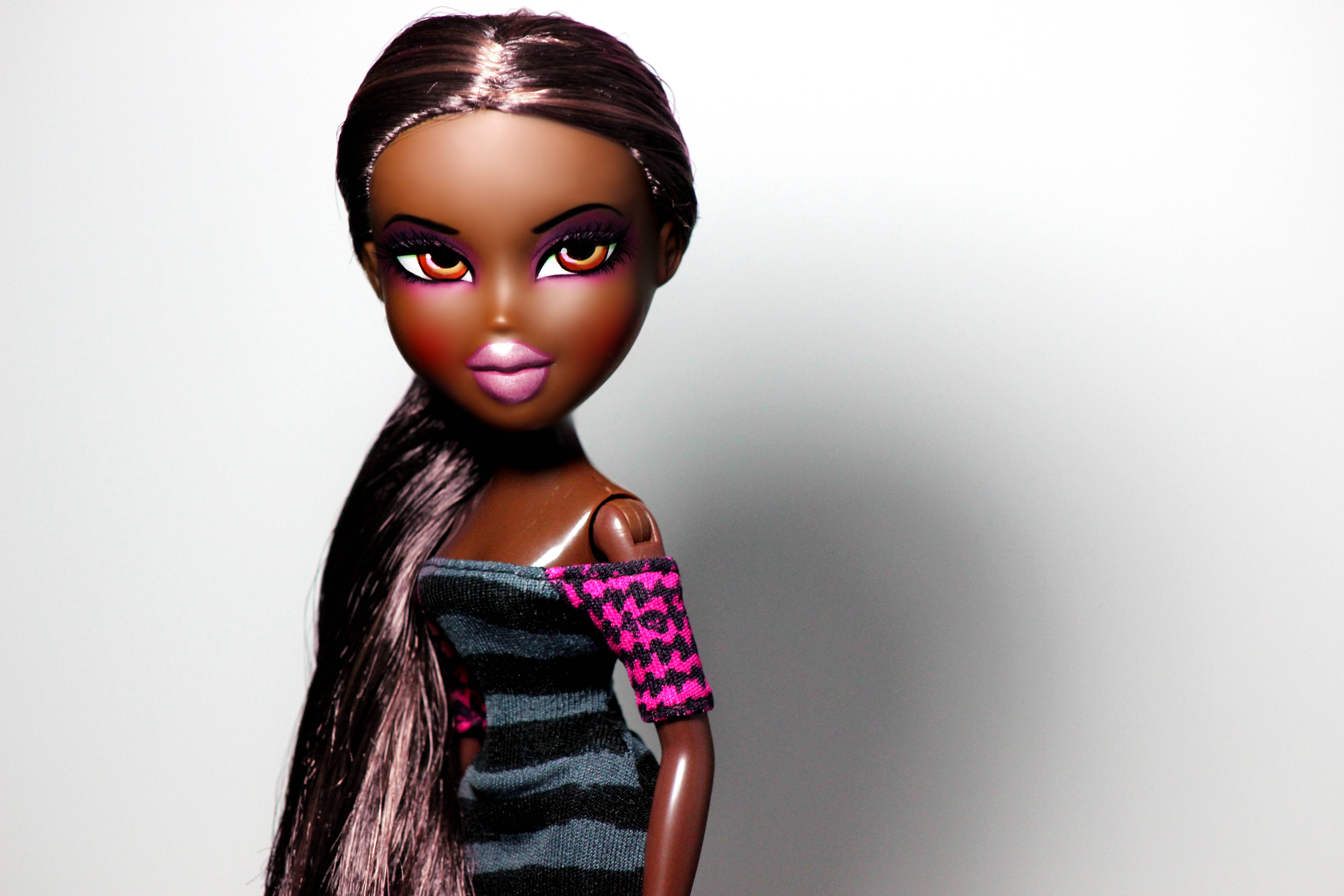Черная кукла Bratz эстетика розовый портрет Обои