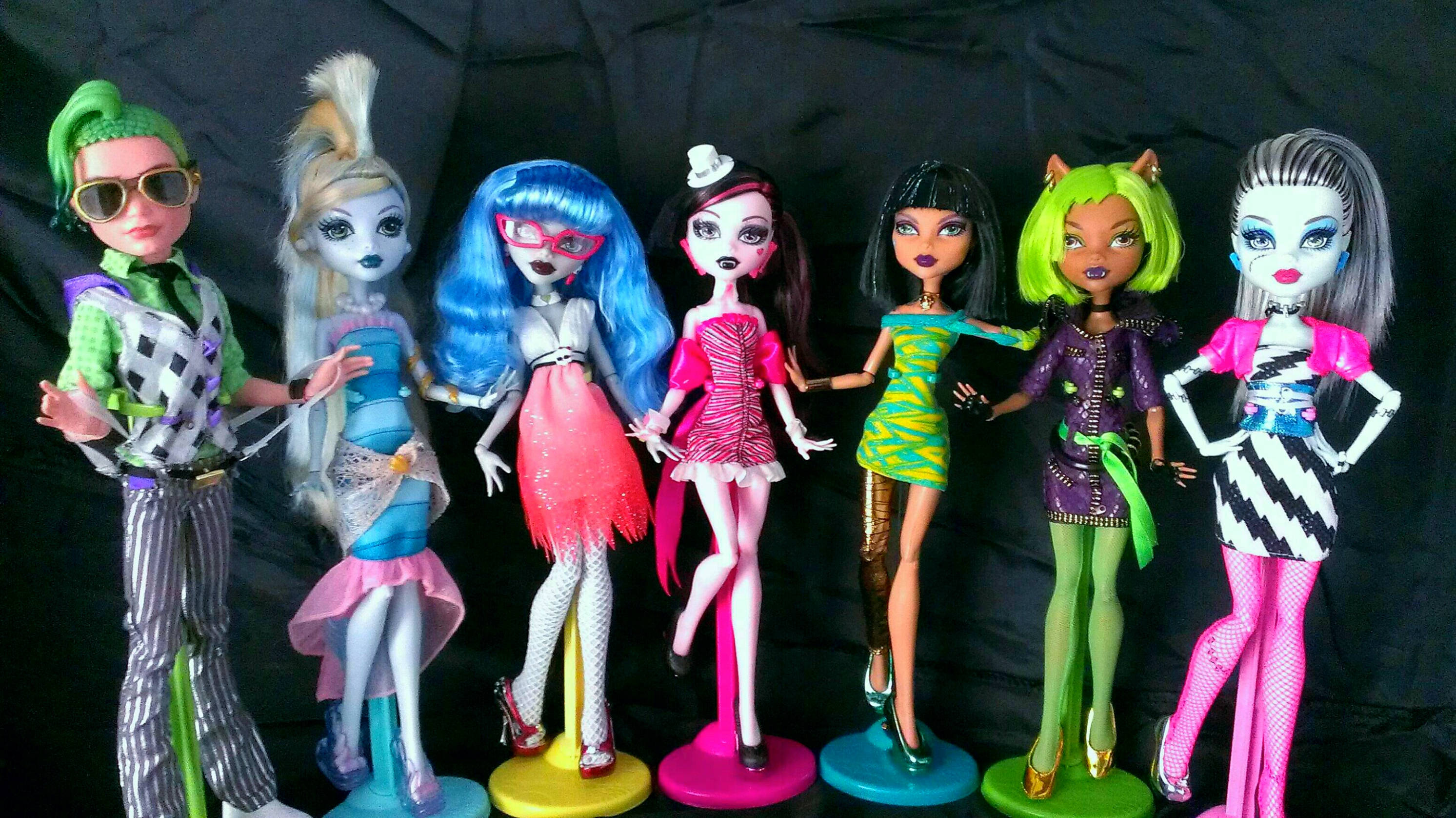 Эстетичные куклы Bratz в стиле диско Обои