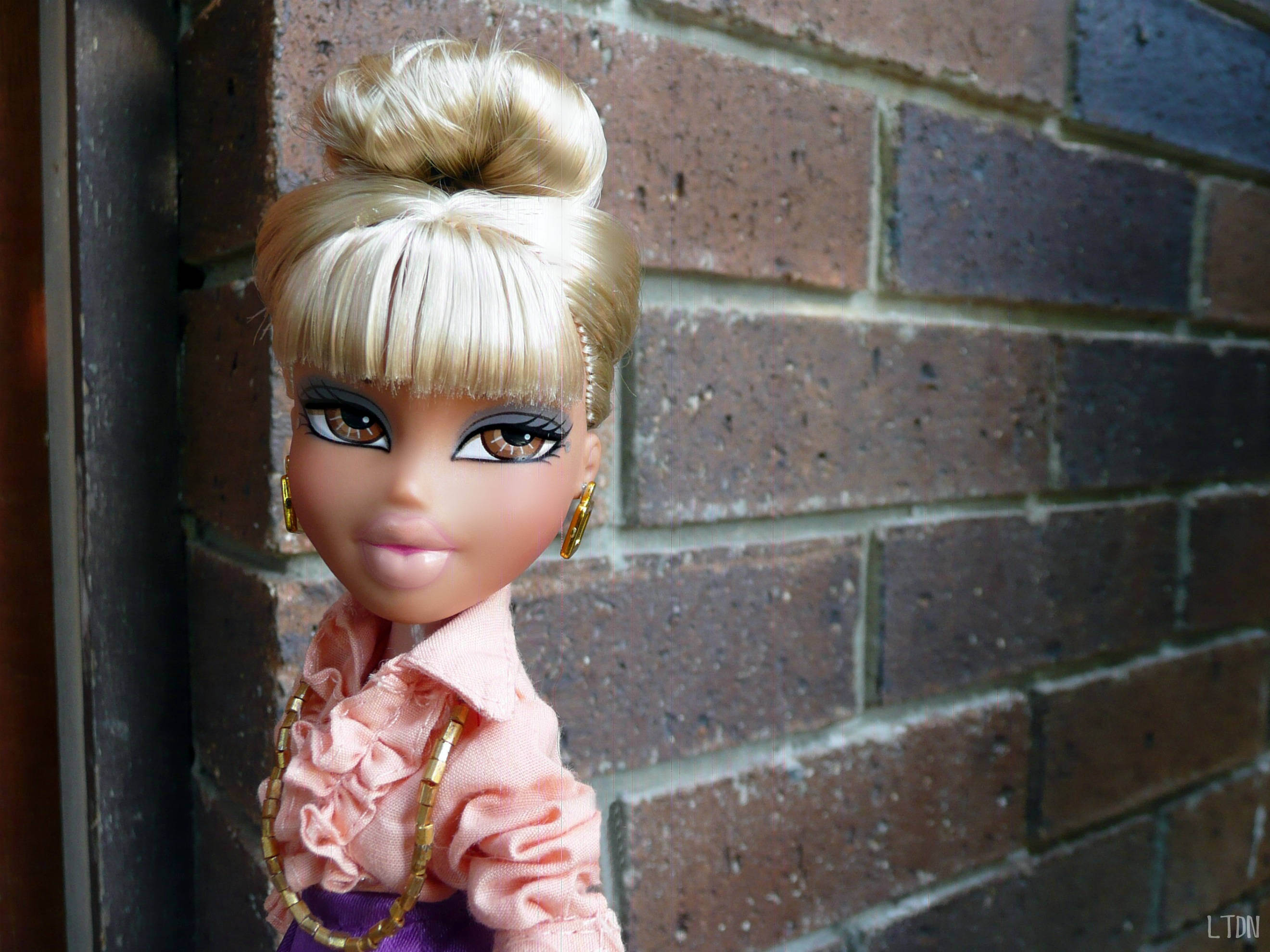 Блондинка Bratz эстетичная кукла Обои