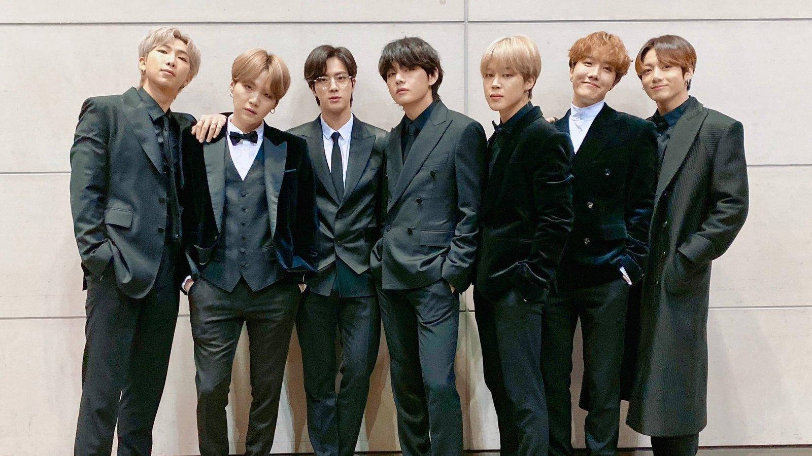 BTS 2020 в черных костюмах Обои