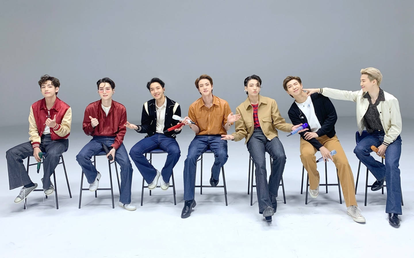 BTS на рабочем столе на ряду стульев-табуретов Обои