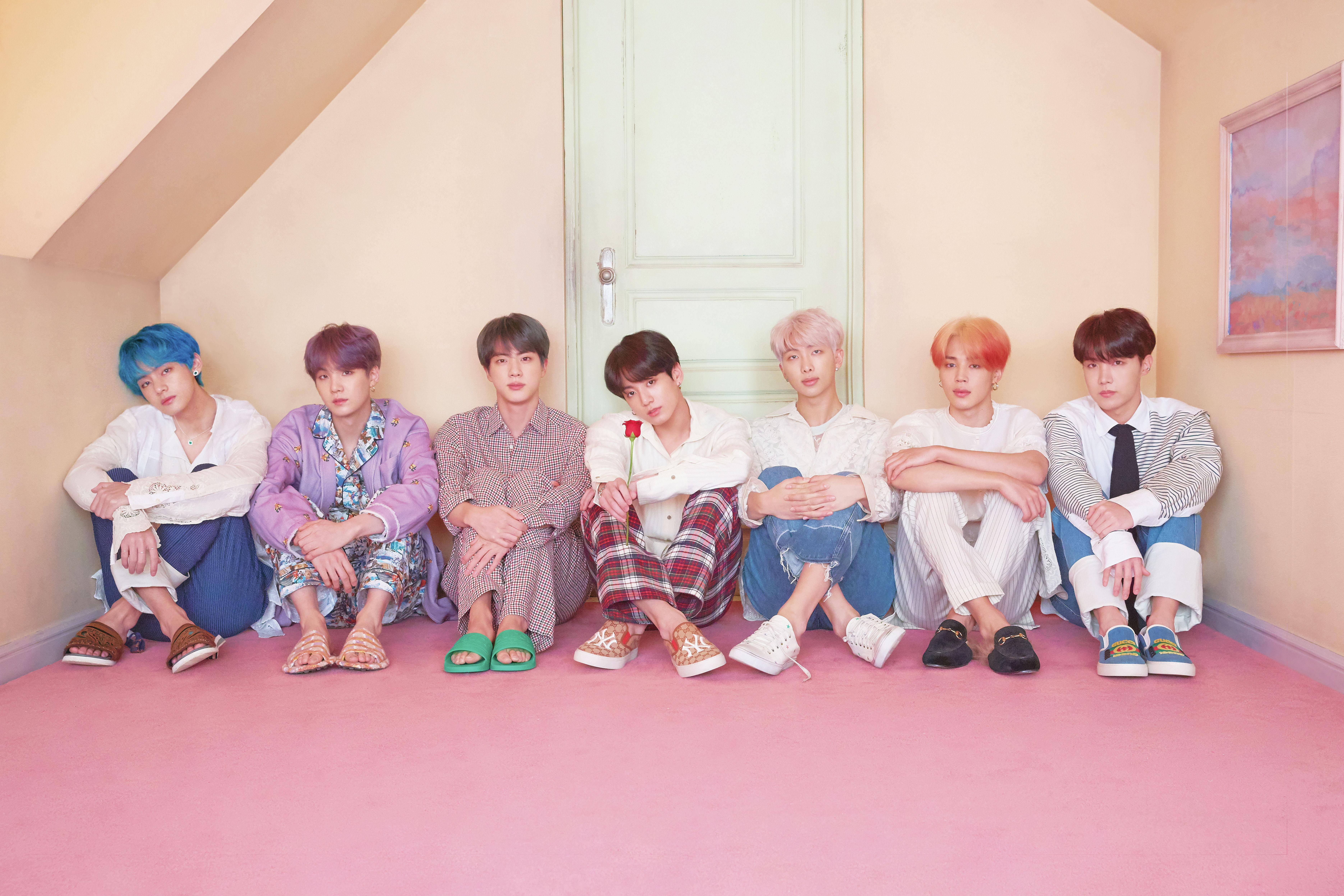 BTS за рабочим столом у двери Обои
