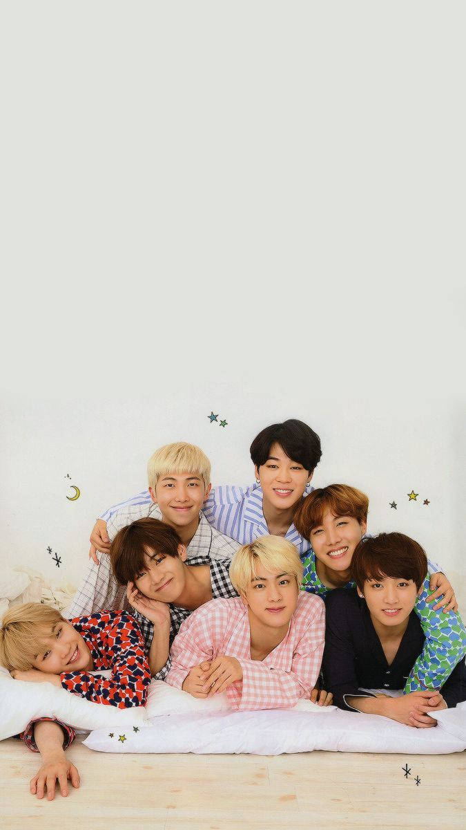 BTS лежат вместе во всей своей развлекательной славе Обои