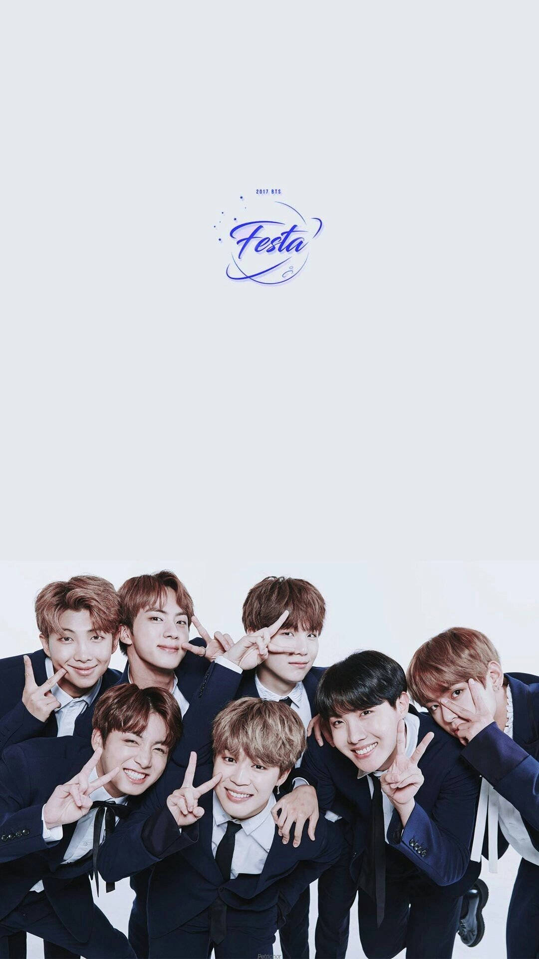 Милые участники BTS в костюмах на белом фоне Обои