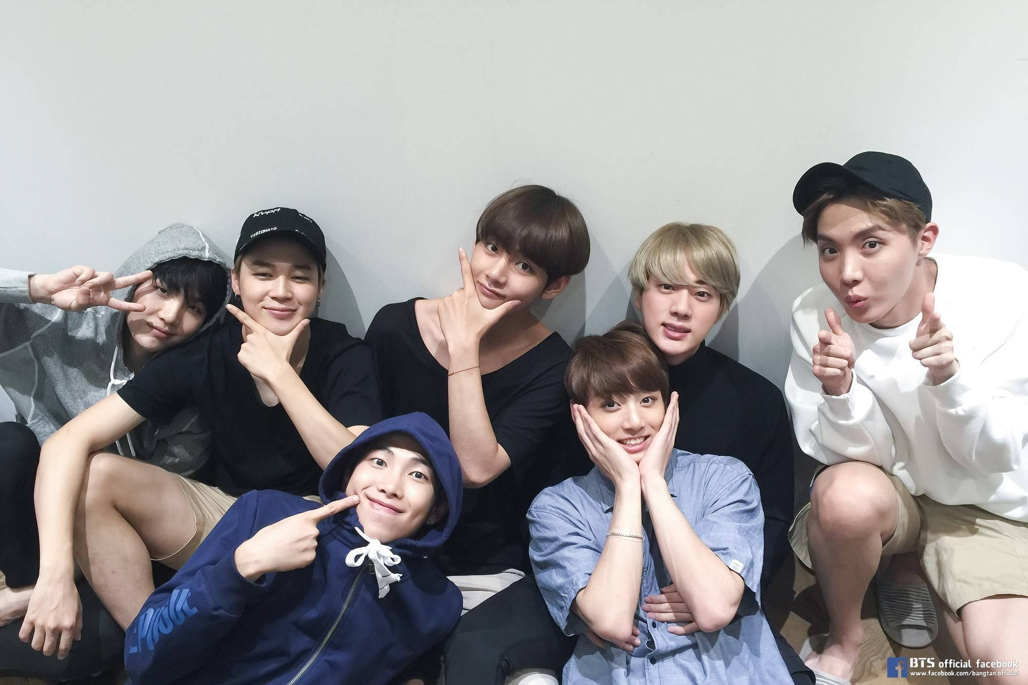 Участники BTS все улыбаются Обои