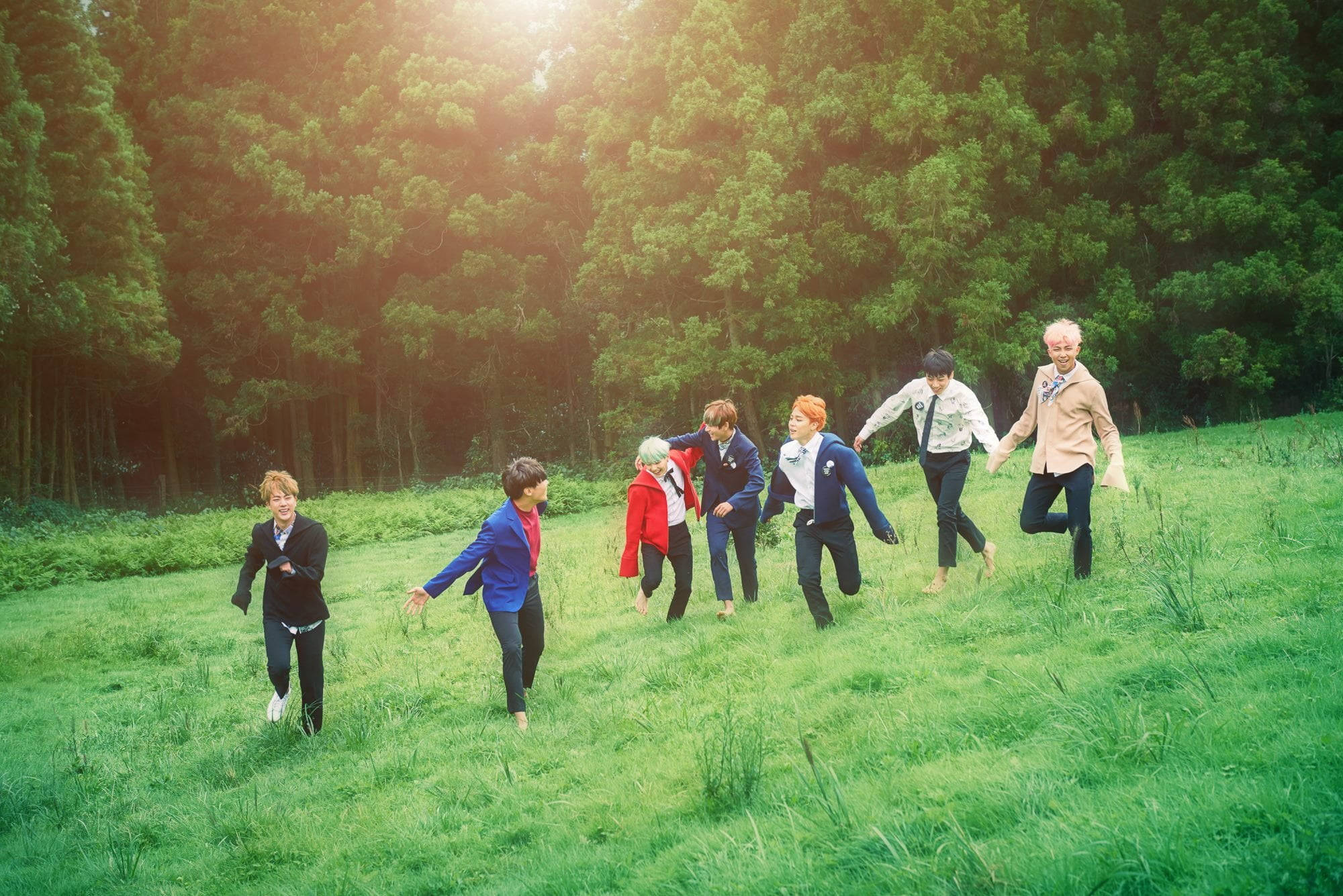 Крутой ноутбук с BTS эпохи HYYH Обои